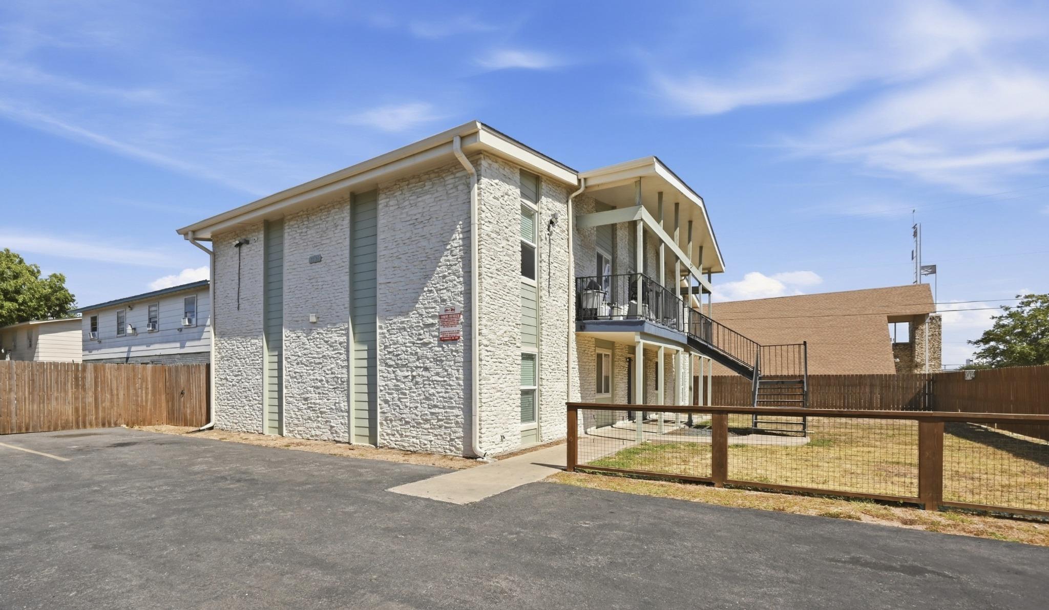 1904 Hearthstone Dr #201 Property Photo 4