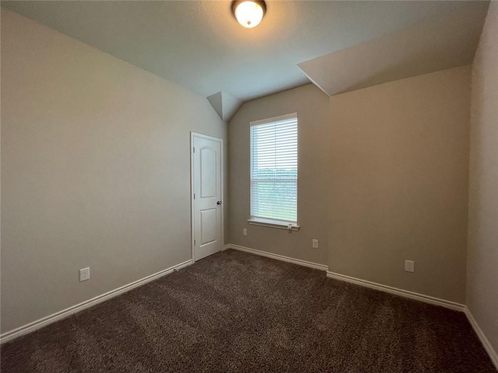 806 Hollyhock Dr Property Photo 4