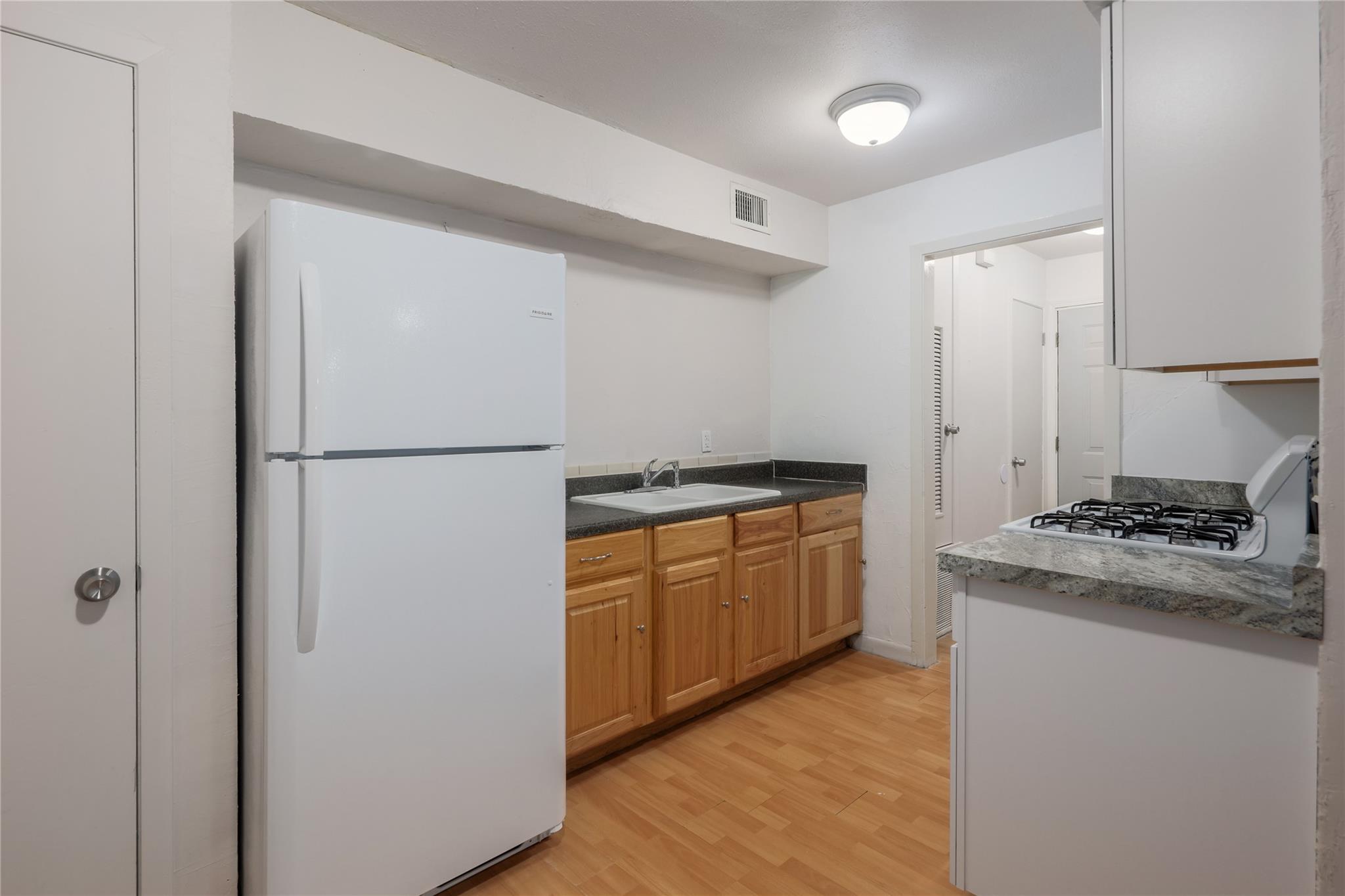 2201 Mission Hill Cir #4 Property Photo 4