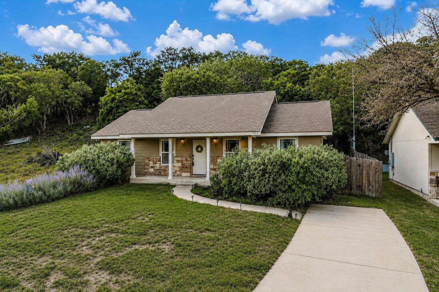 1427 Bonnyview Dr Property Photo 2