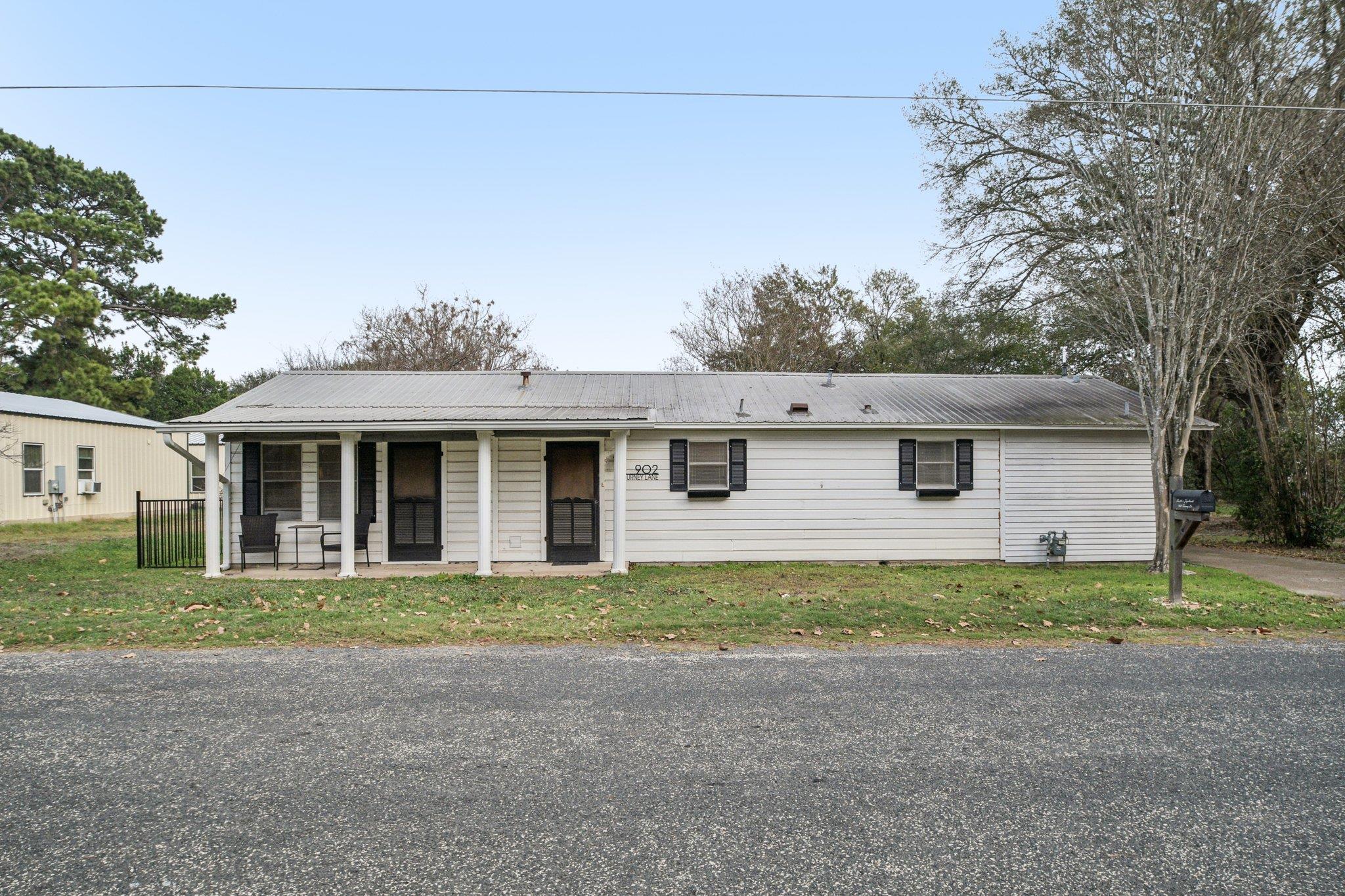 902 Turney St Property Photo 6