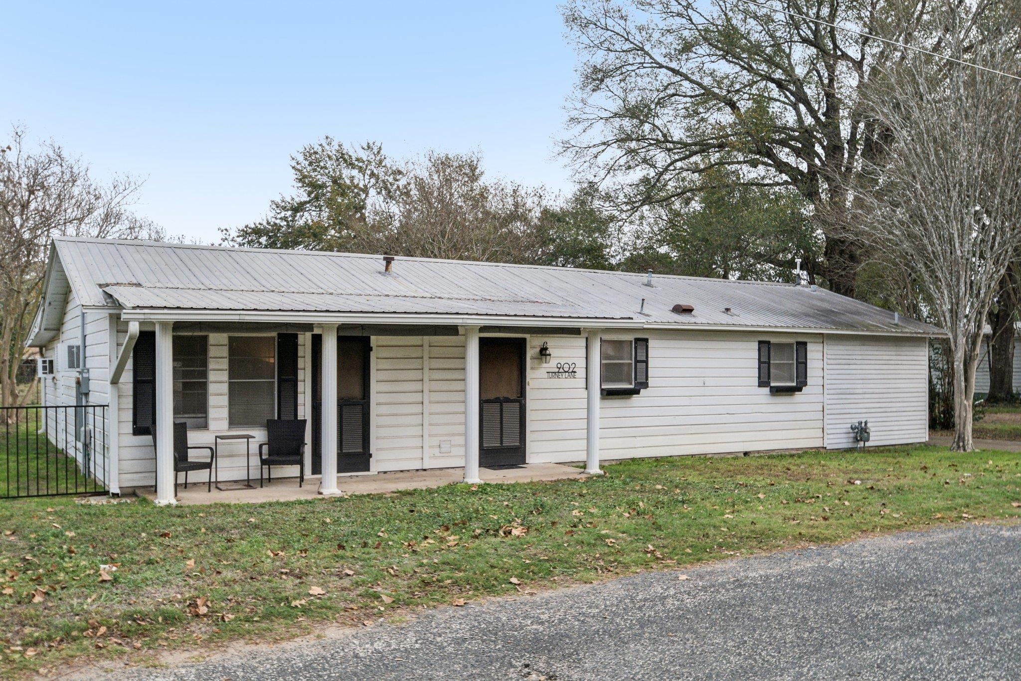 902 Turney St Property Photo 7
