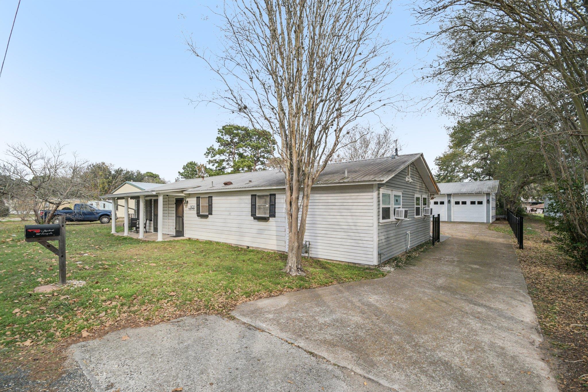 902 Turney St Property Photo 8
