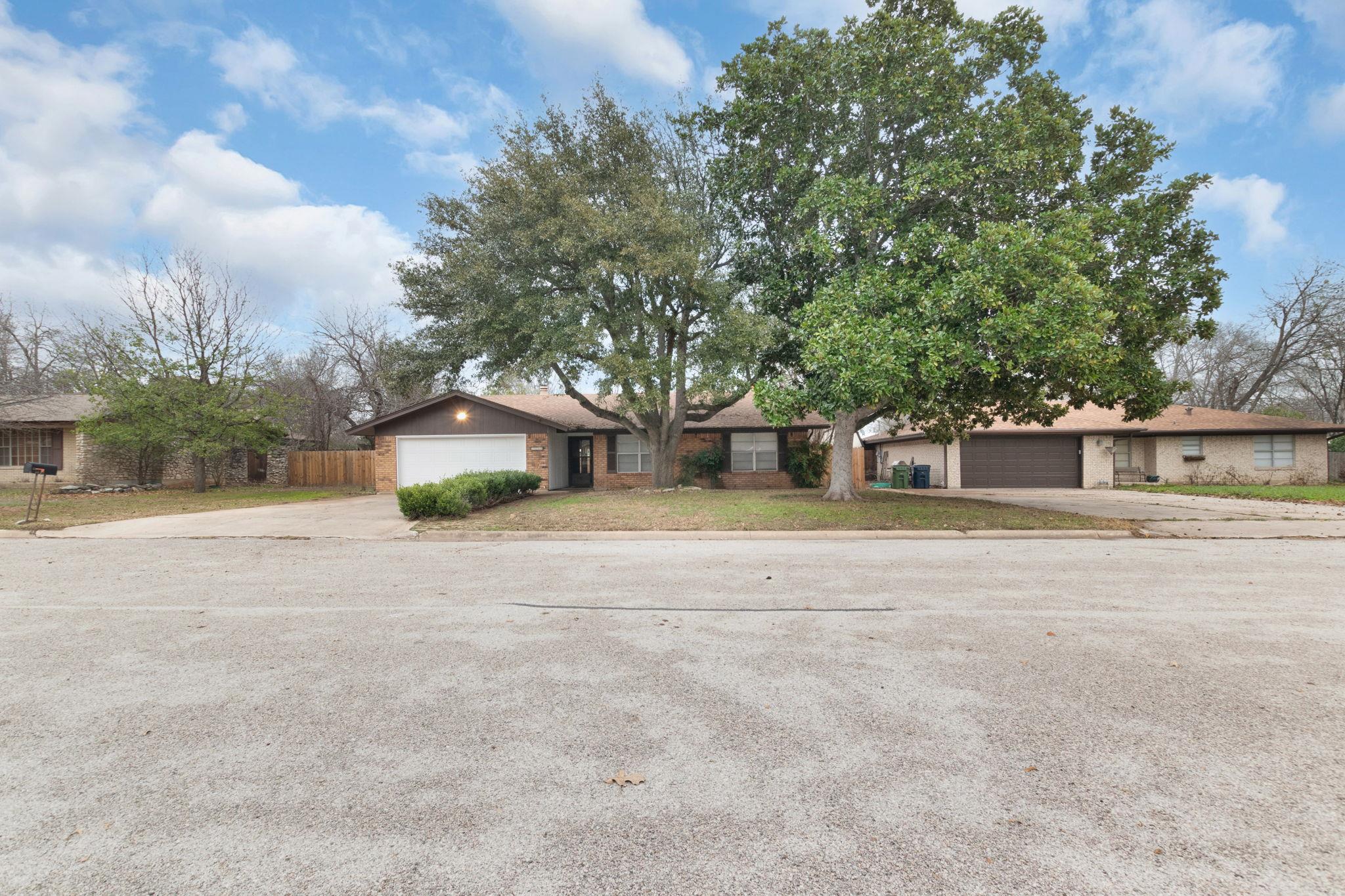 1009 N Vandeveer Property Photo