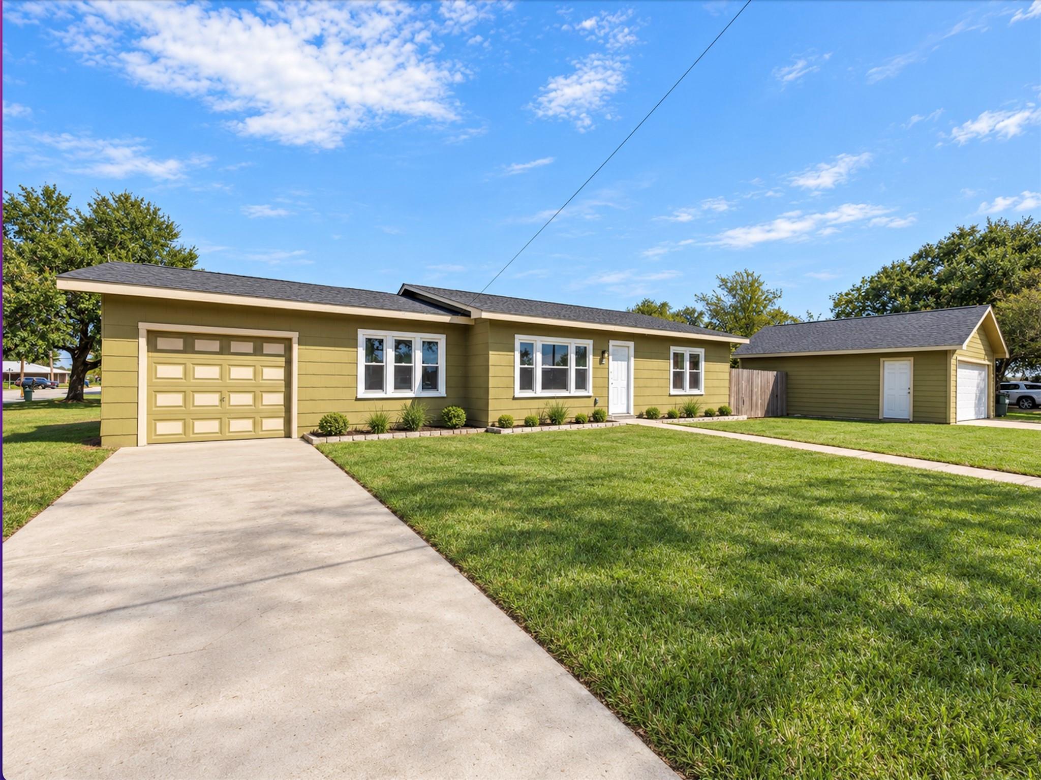1023 E Houston St Property Photo 1