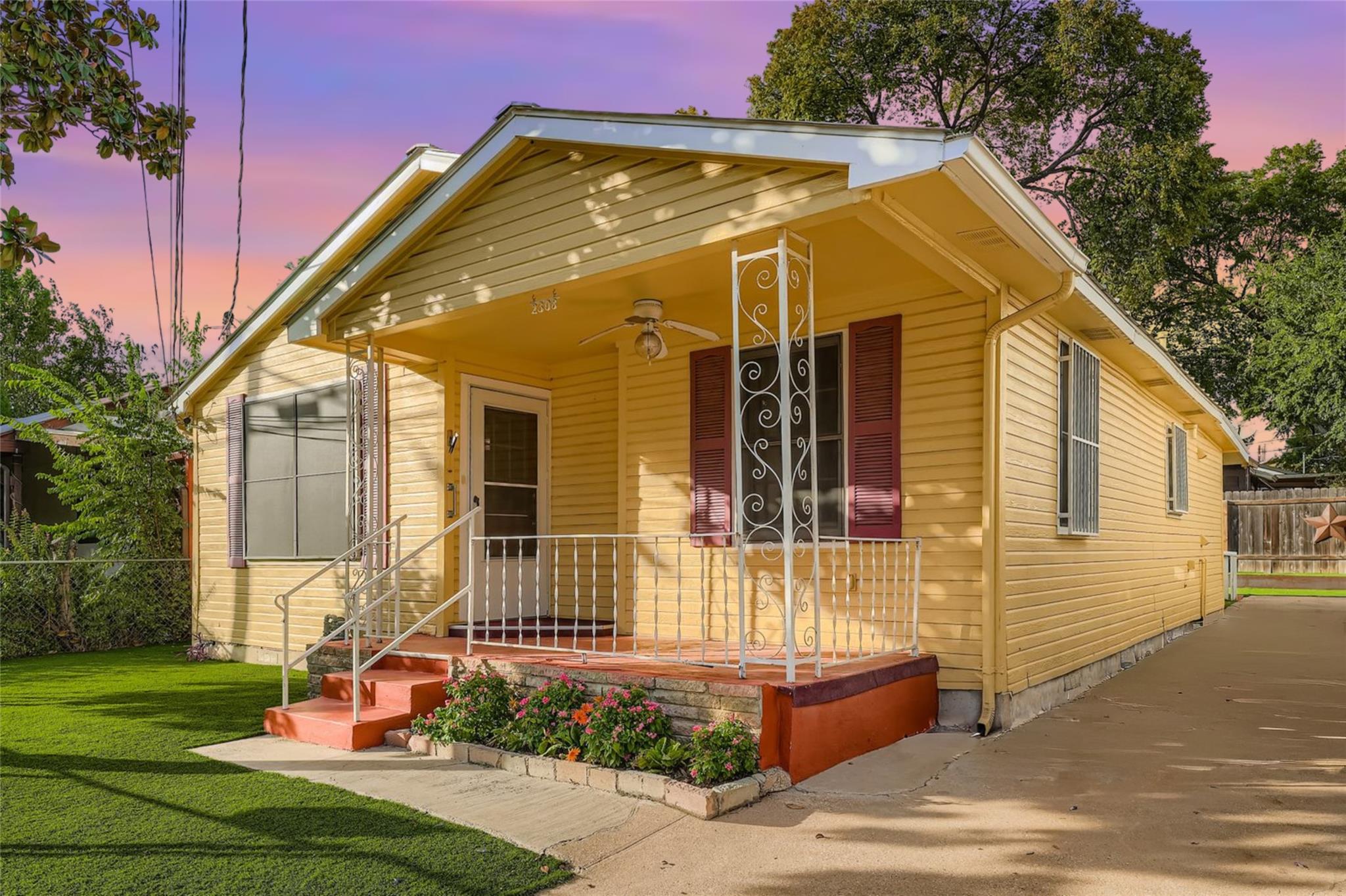 2308 Santa Rita St Property Photo 1