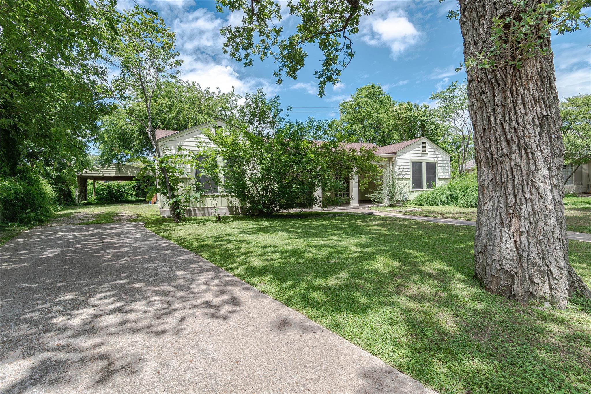 1202 Norwood Rd Property Photo 6