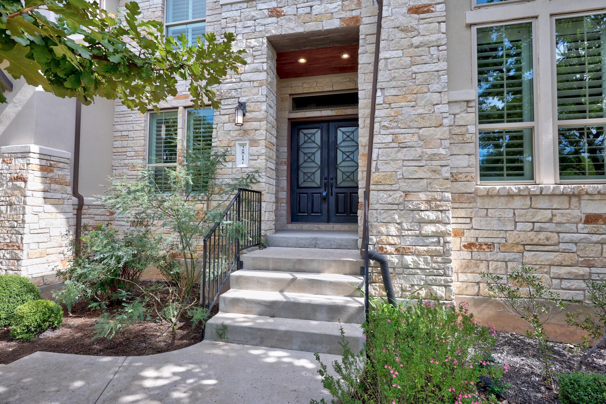 2817 Grand Oaks Loop Property Photo 4