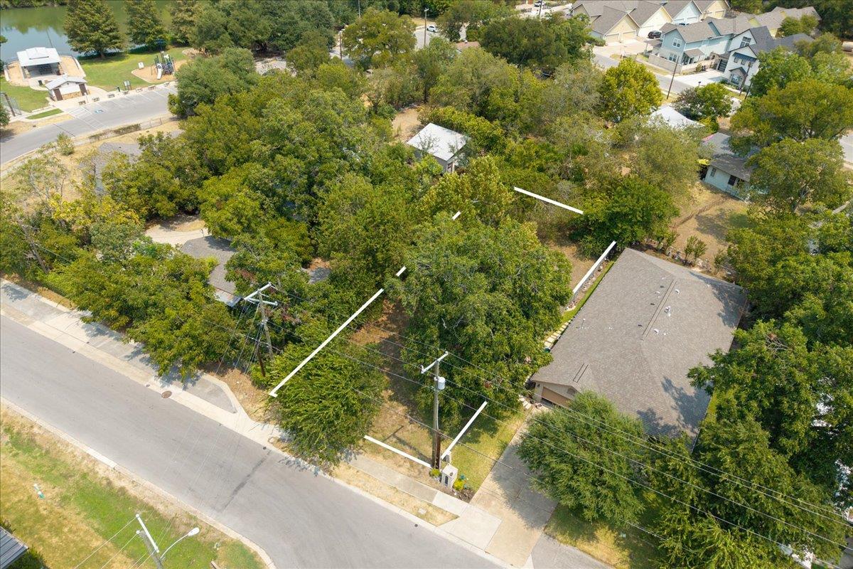 513 N Lewis St Property Photo 4