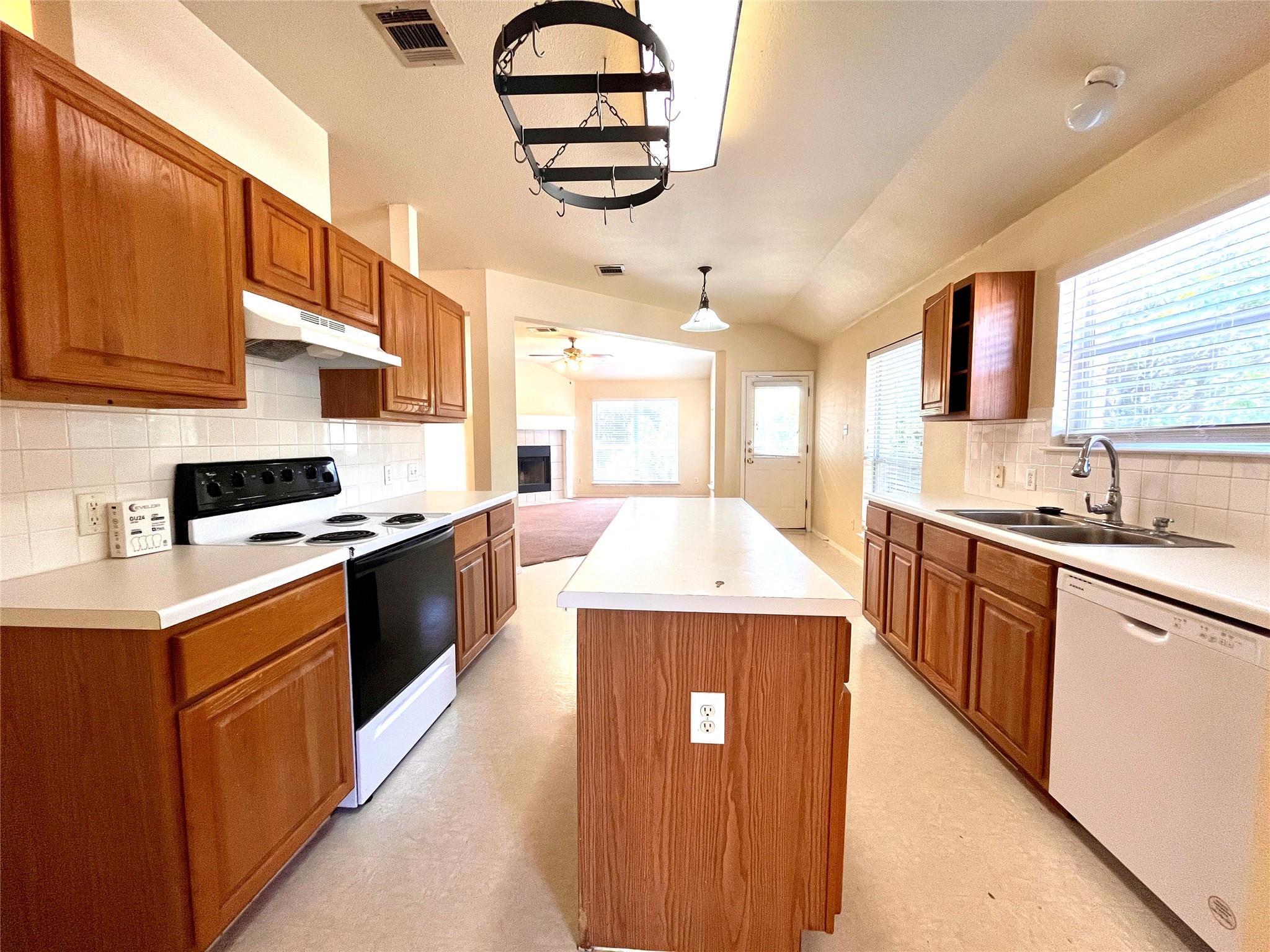 100 Giancarlos Ln Property Photo 7