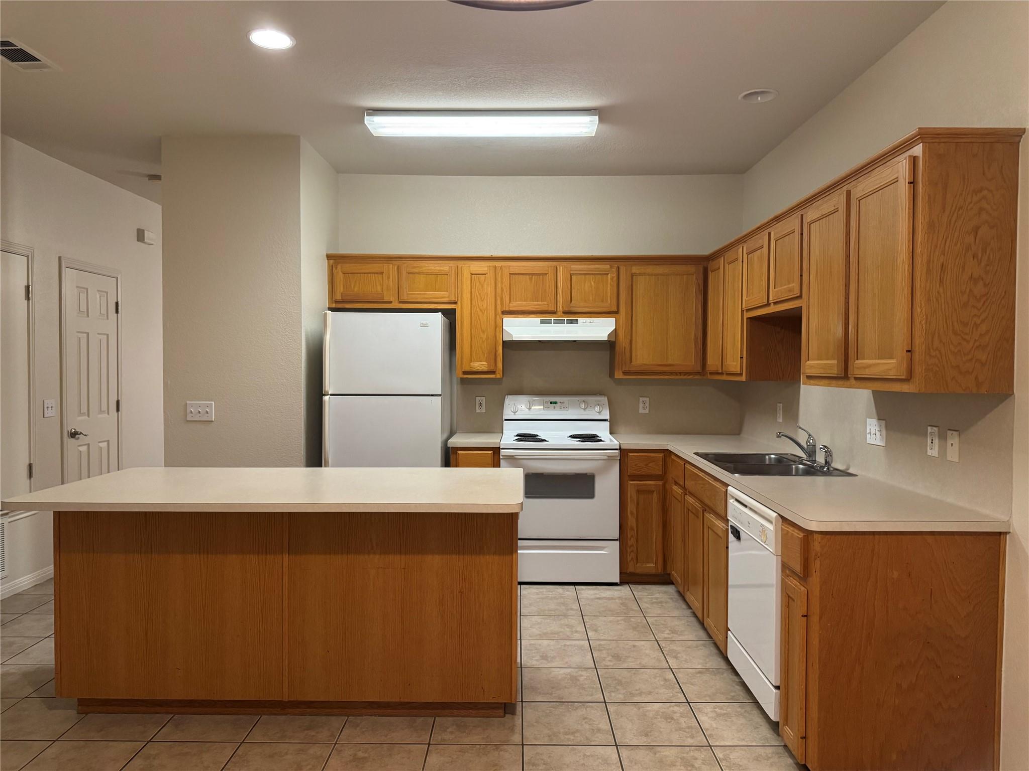 9 Deerfield Dr #b Property Photo 3