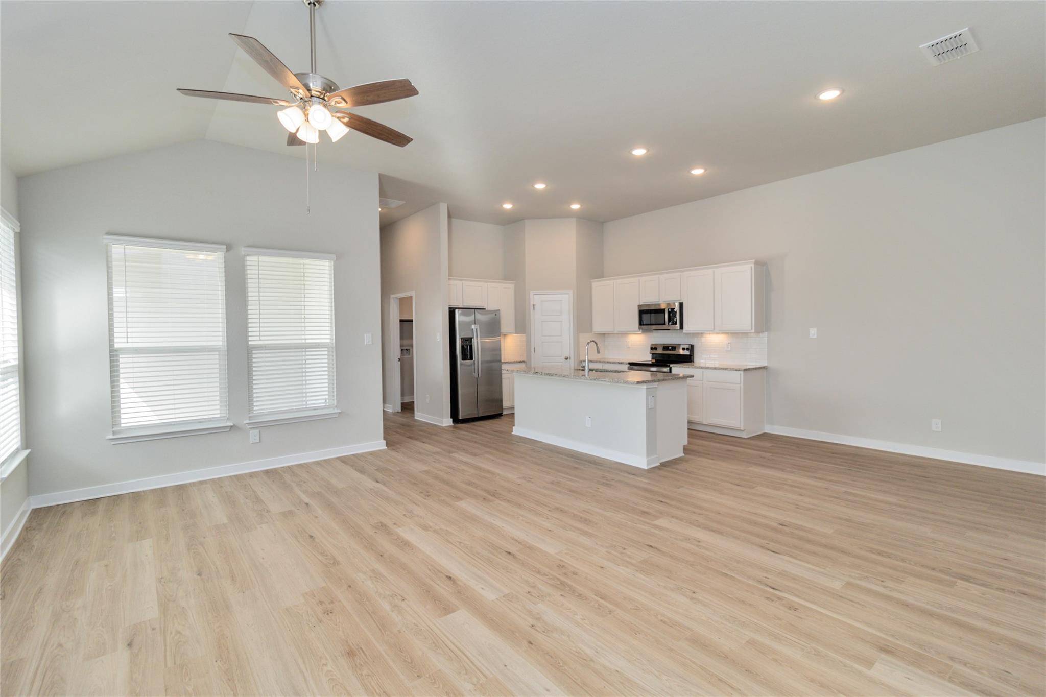 943 Staglin St Property Photo 11