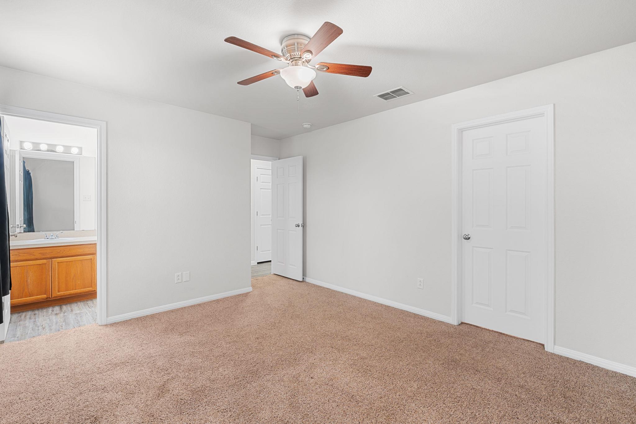 407 E Pietzsch St Property Photo 23