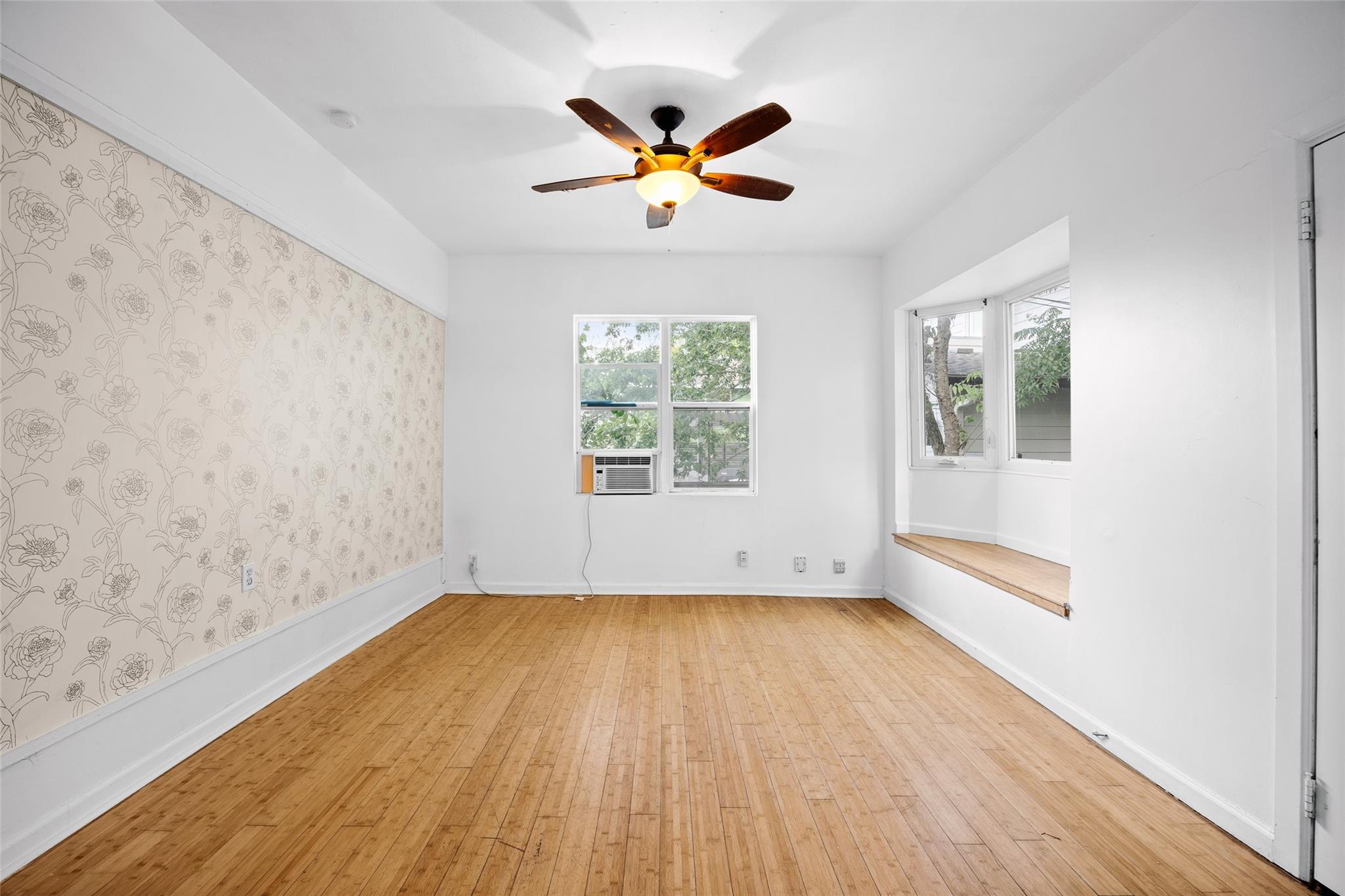 2409 E 9th St #b Property Photo 3