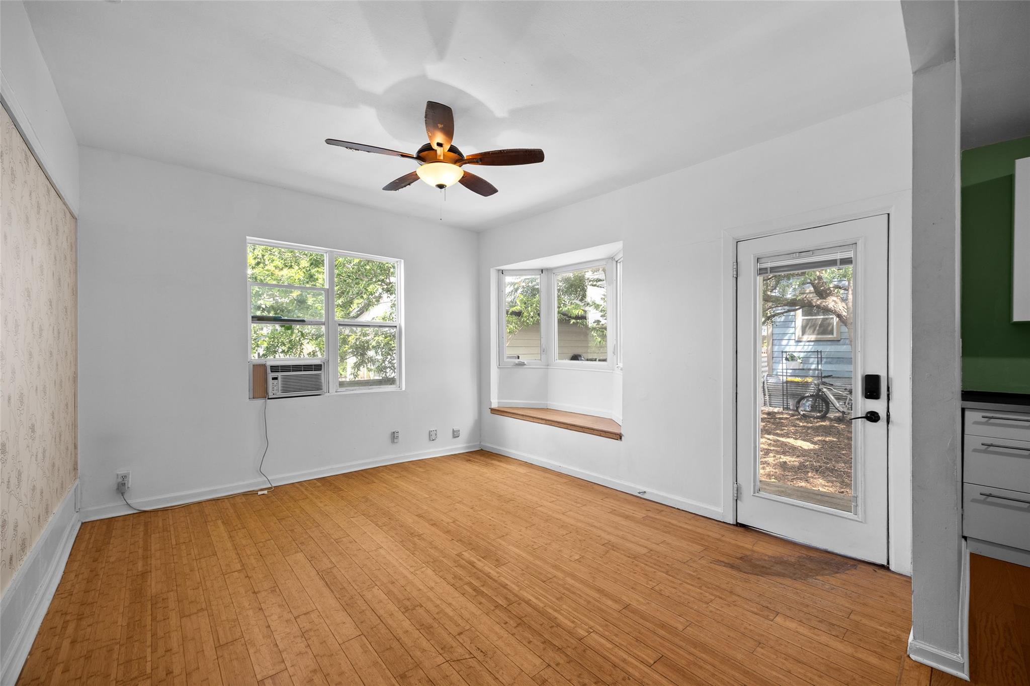 2409 E 9th St #b Property Photo 4
