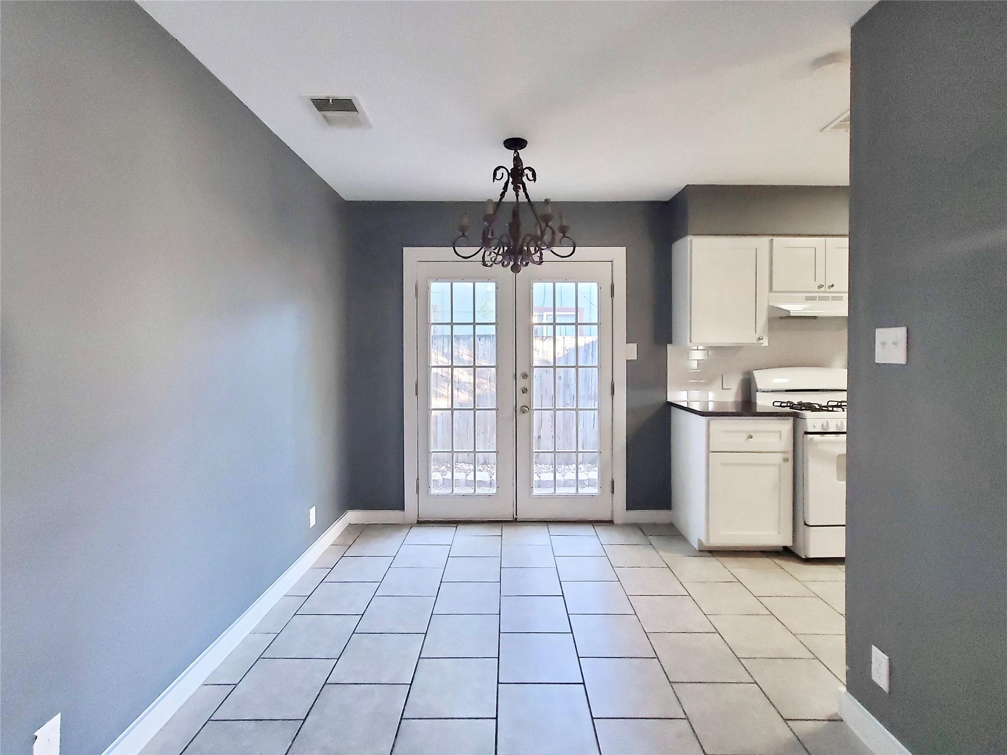1813 Nicole Cir #b Property Photo 3