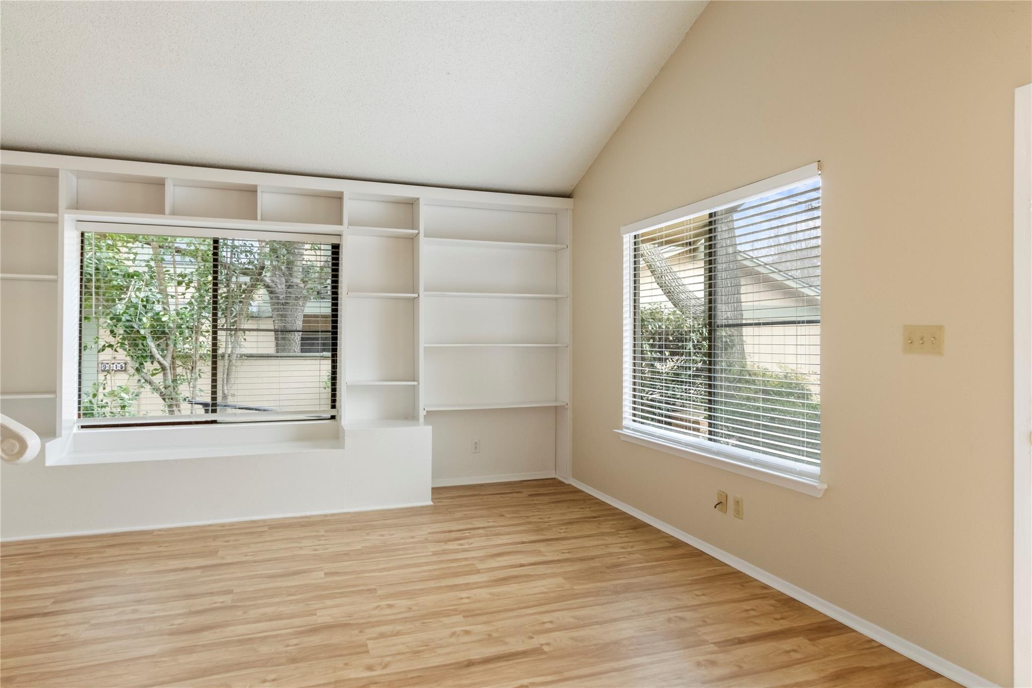 915 Silver Quail Ln Property Photo 3