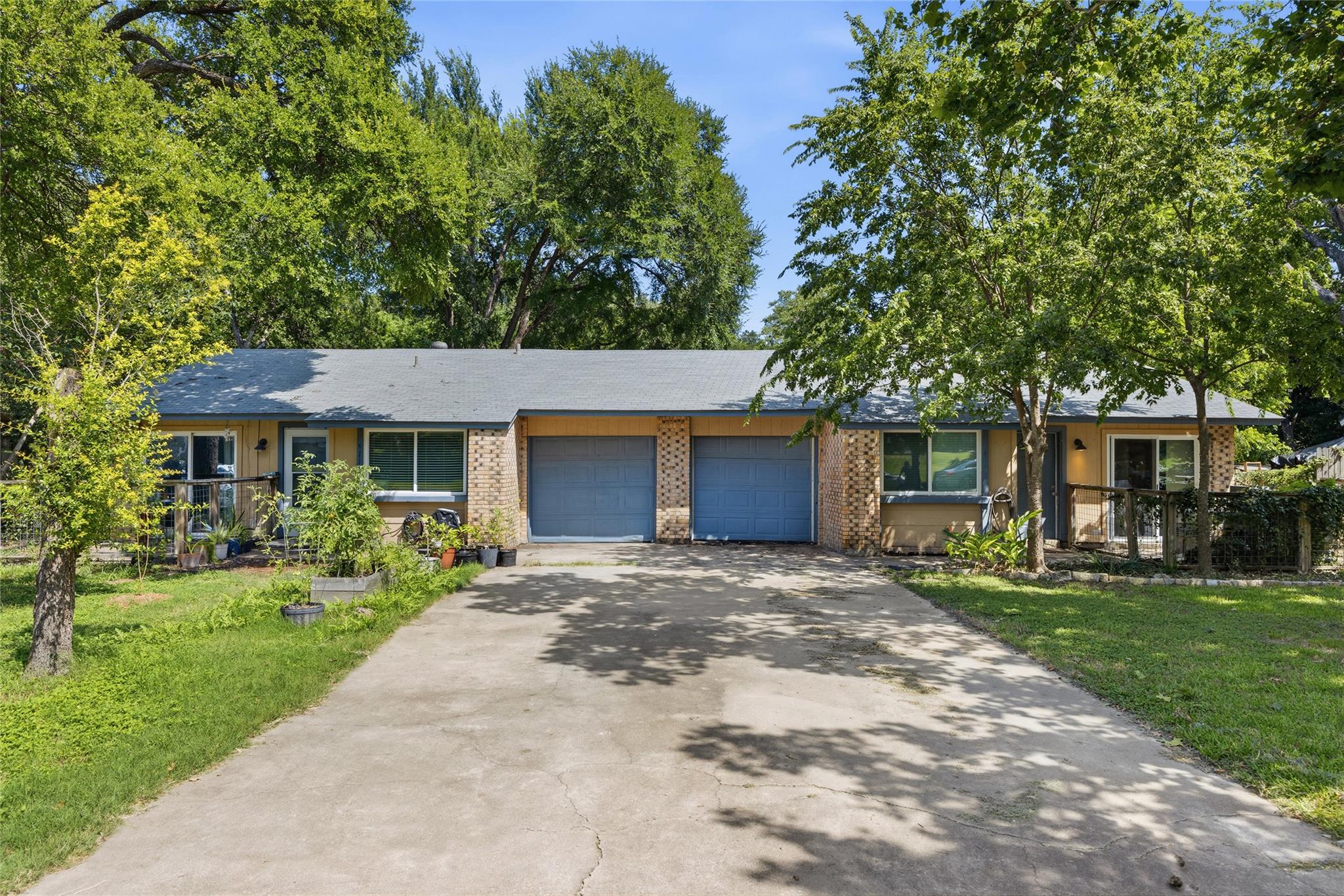 409/411 Lake Creek Cir Property Photo 1