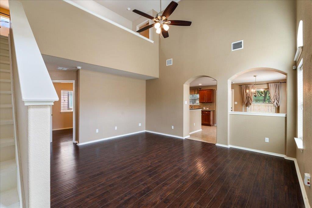 1421 Huckleberry Ln Property Photo 2