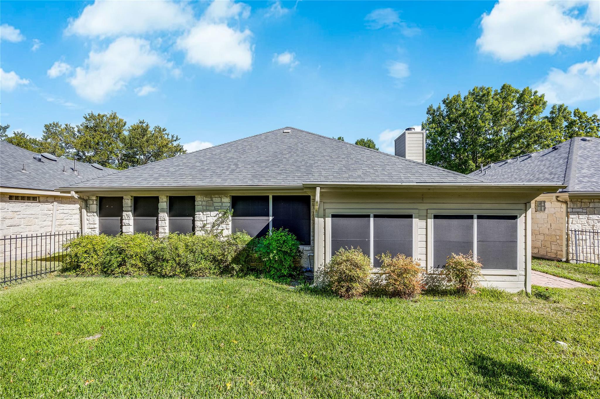 209 Village Dr Property Photo 32