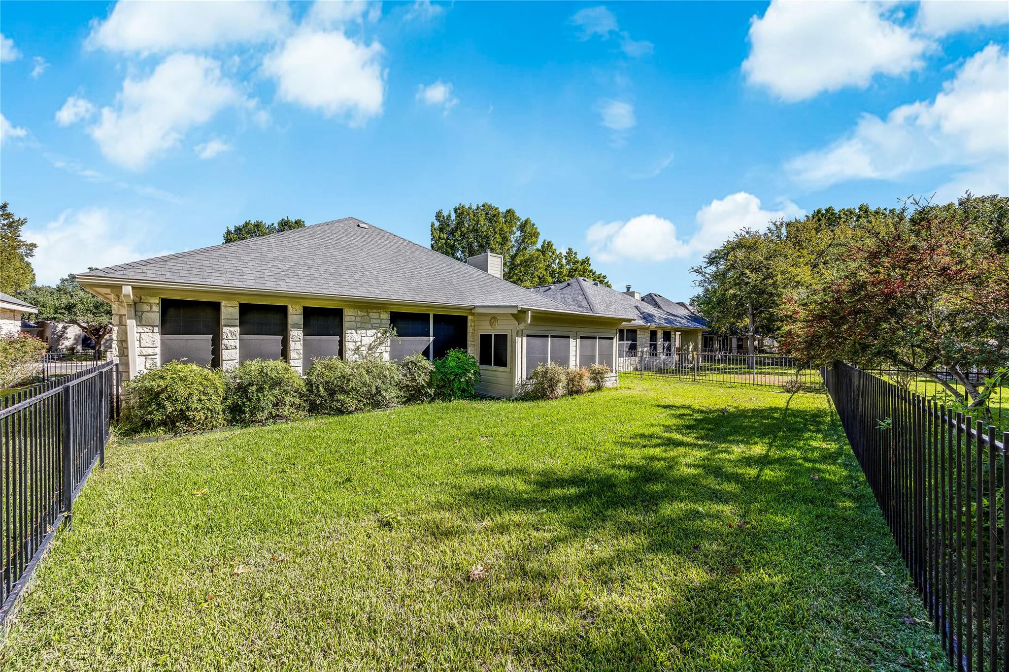 209 Village Dr Property Photo 33