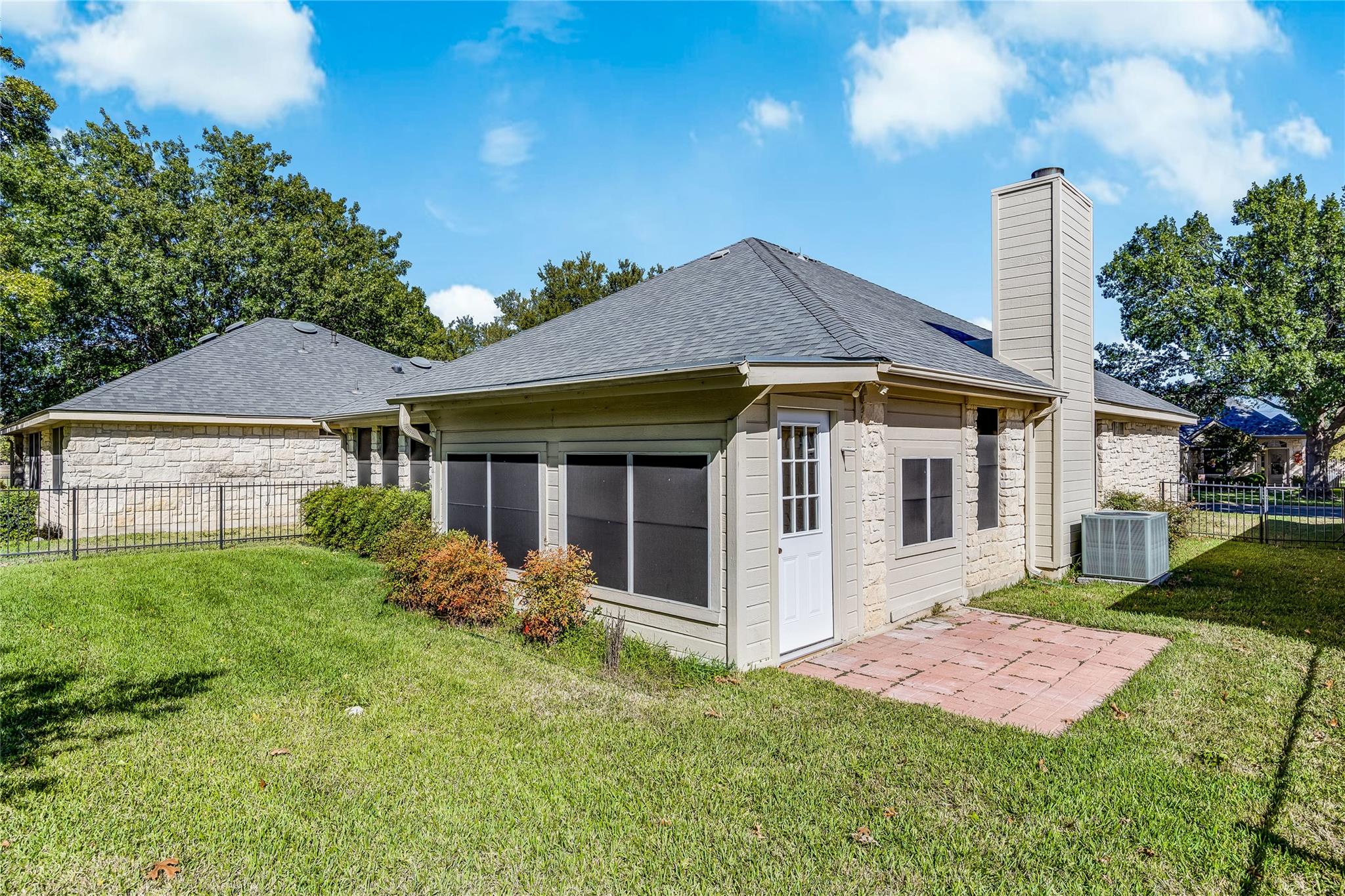 209 Village Dr Property Photo 34