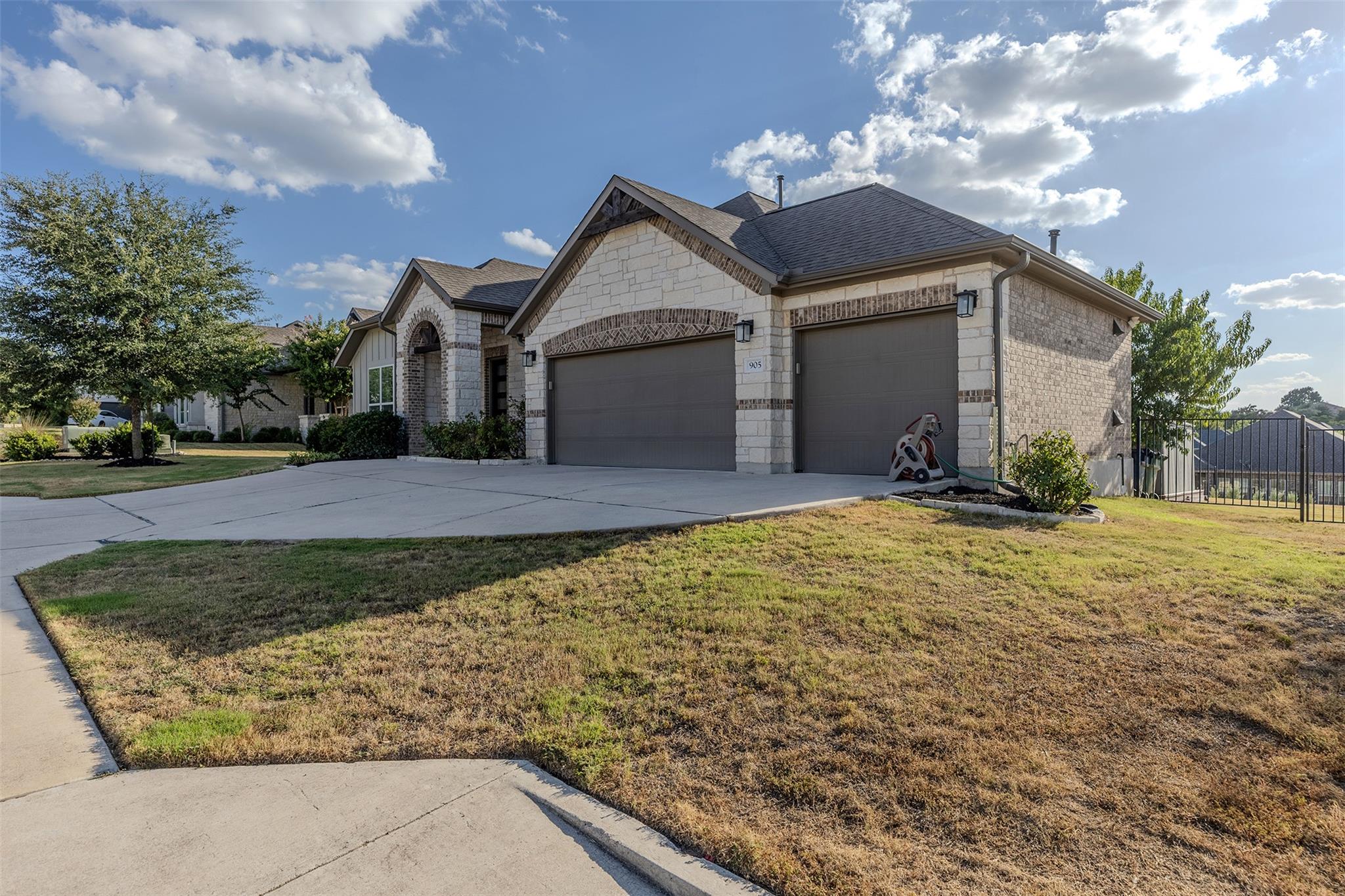905 Almeria Bnd Property Photo 1