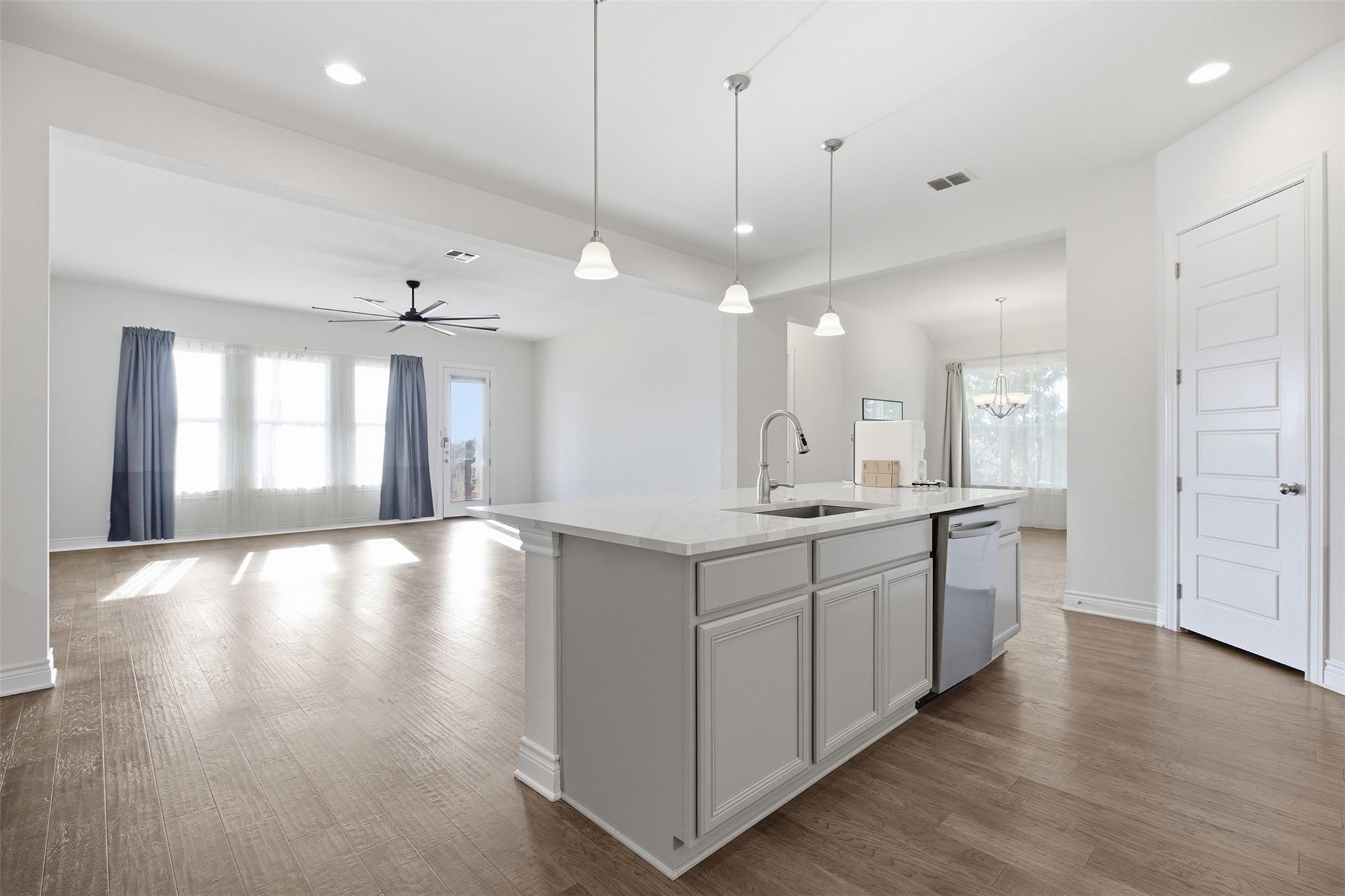 905 Almeria Bnd Property Photo 7