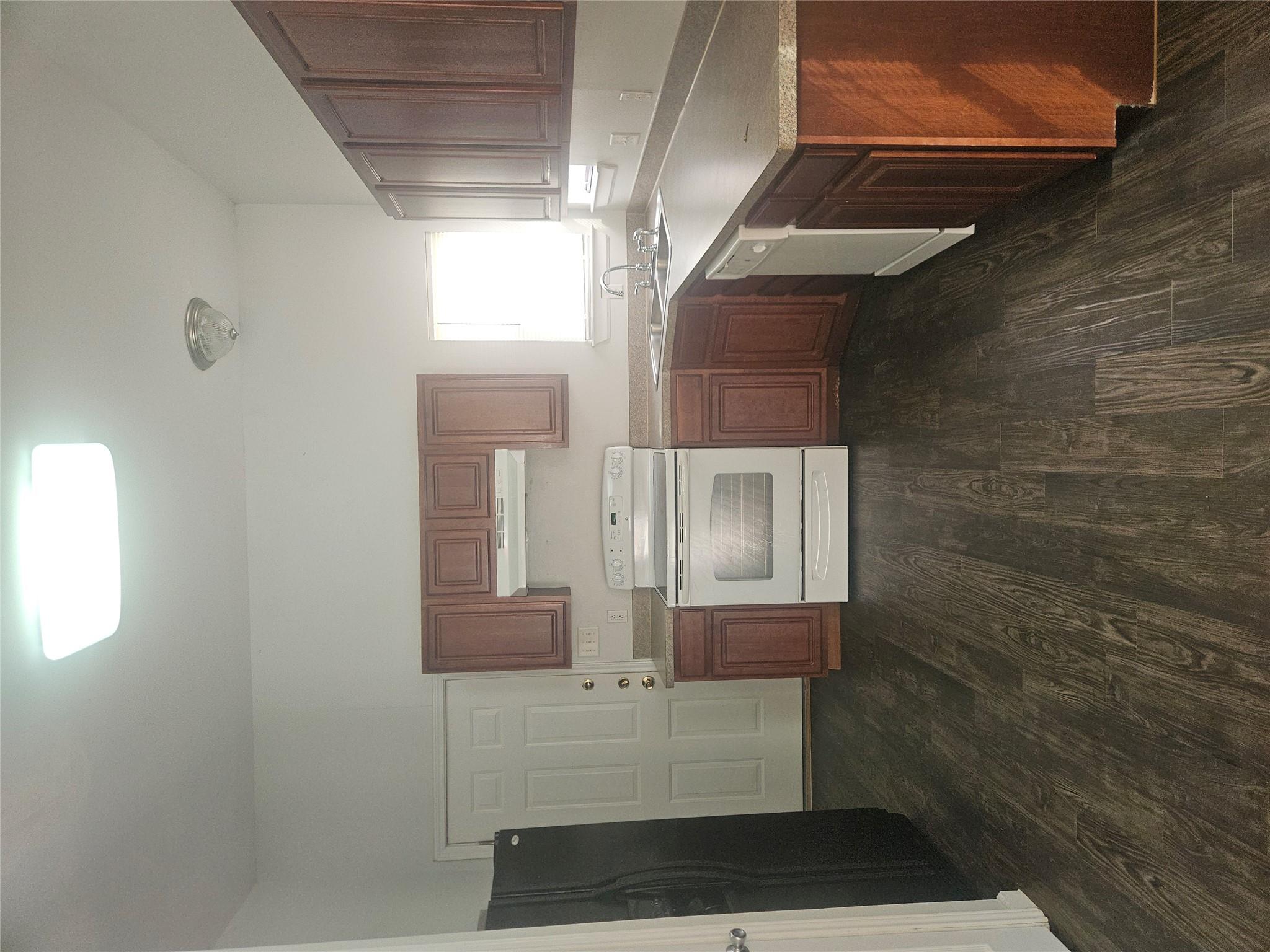644 Mill St #b Property Photo 2