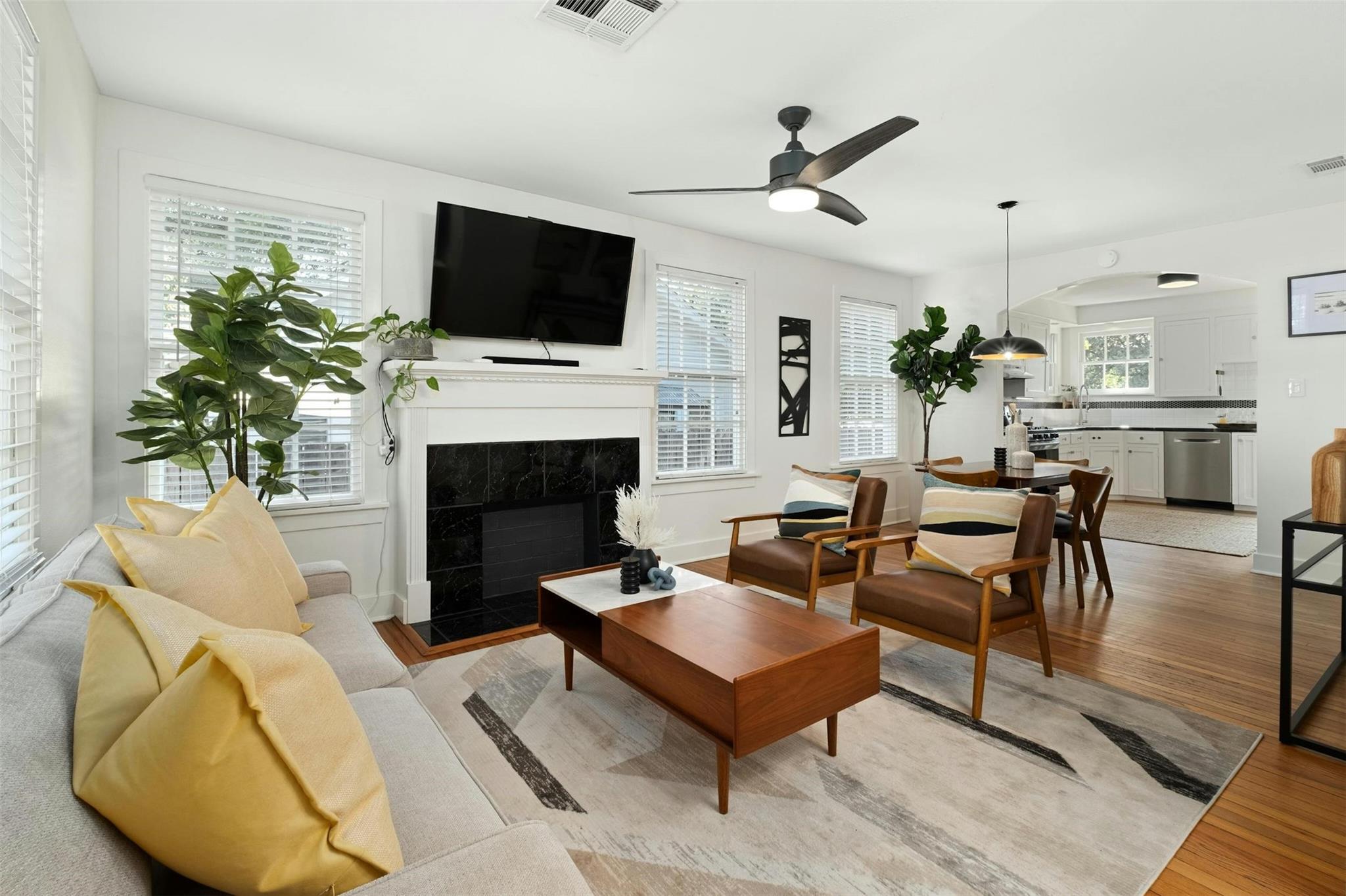 2107 Kenwood Ave Property Photo 2