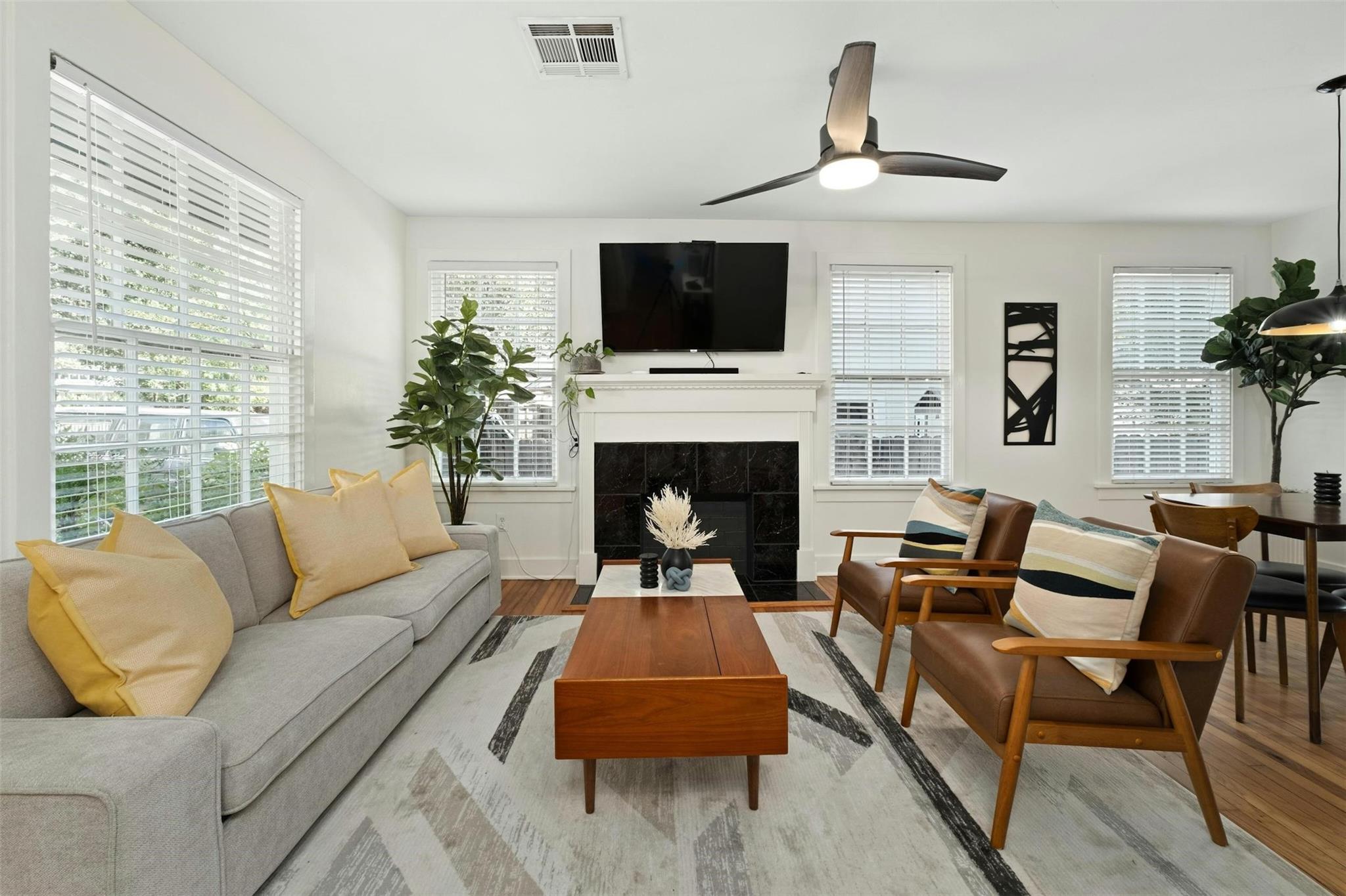 2107 Kenwood Ave Property Photo 3