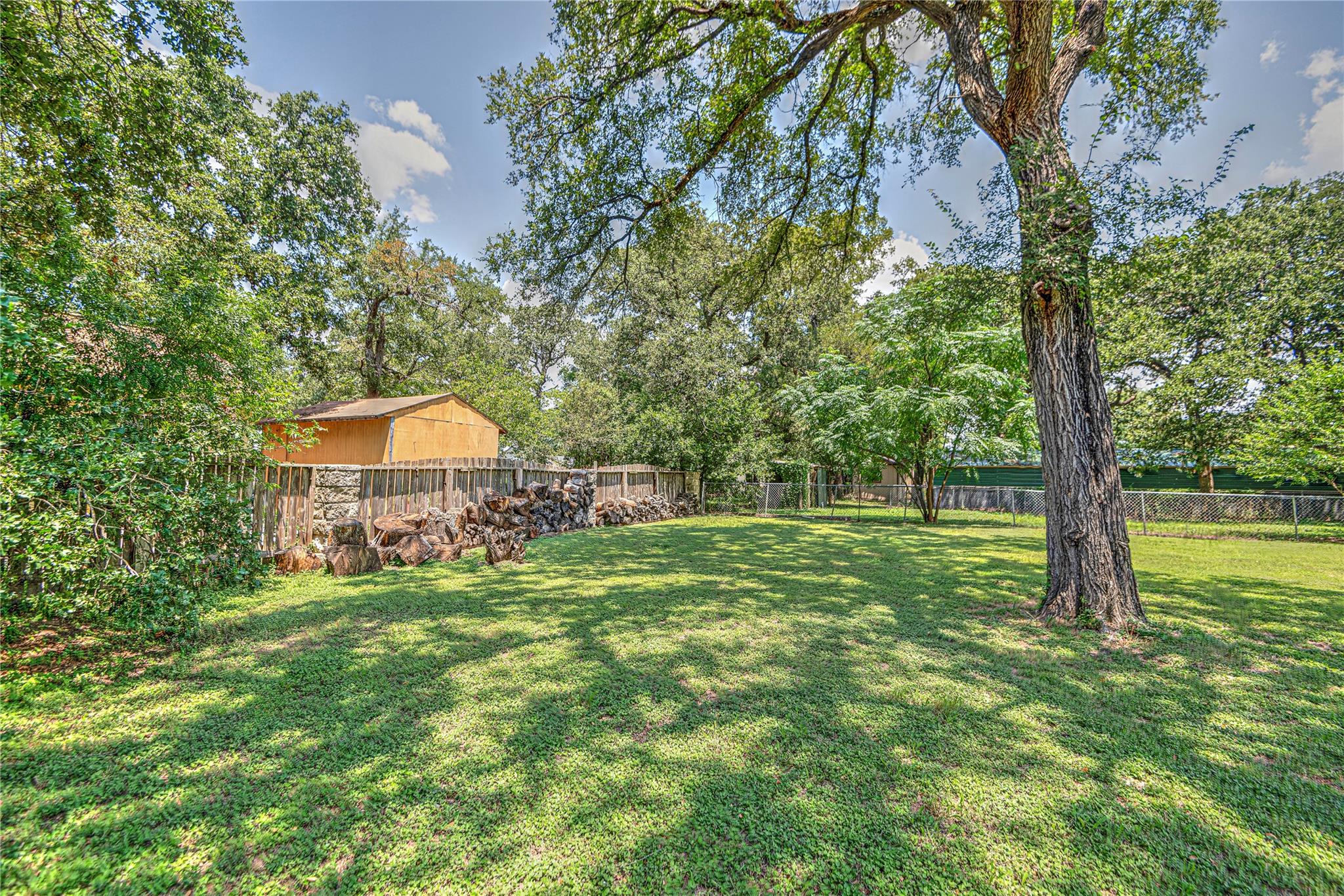 204 N Lamar St Property Photo 27