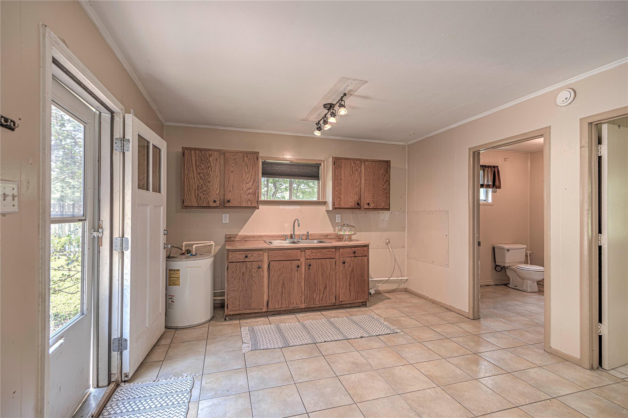 204 N Lamar St Property Photo 34