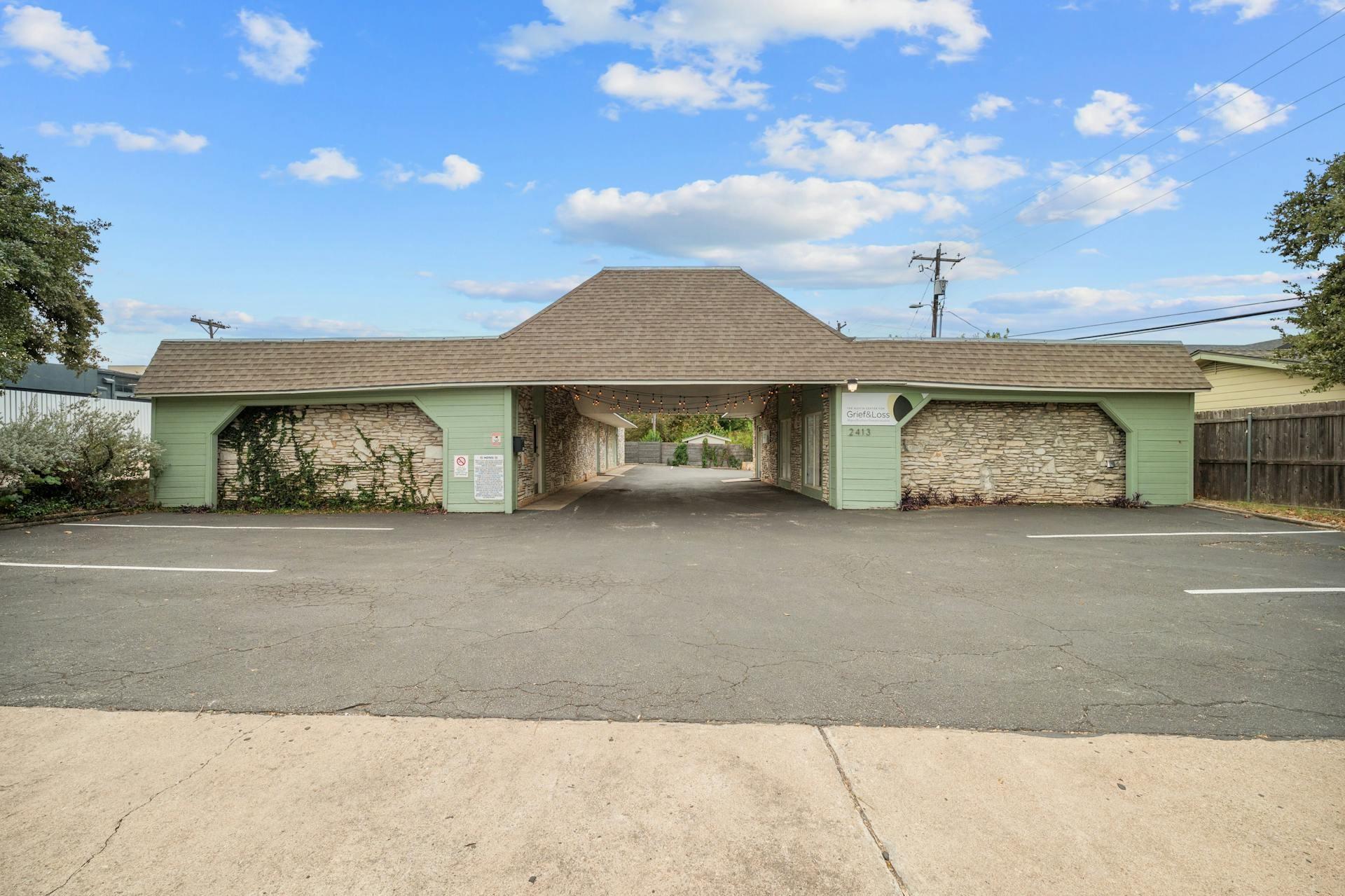 2413 Greenlawn Pkwy Property Photo 5