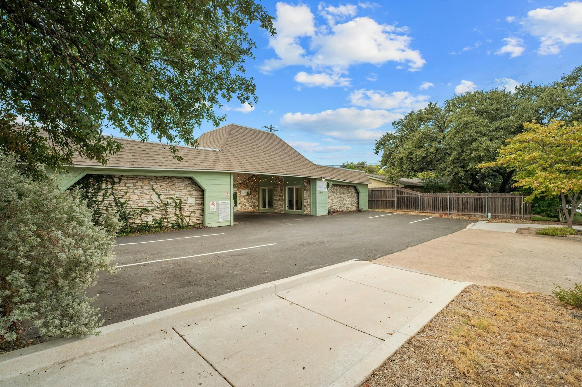 2413 Greenlawn Pkwy Property Photo 6