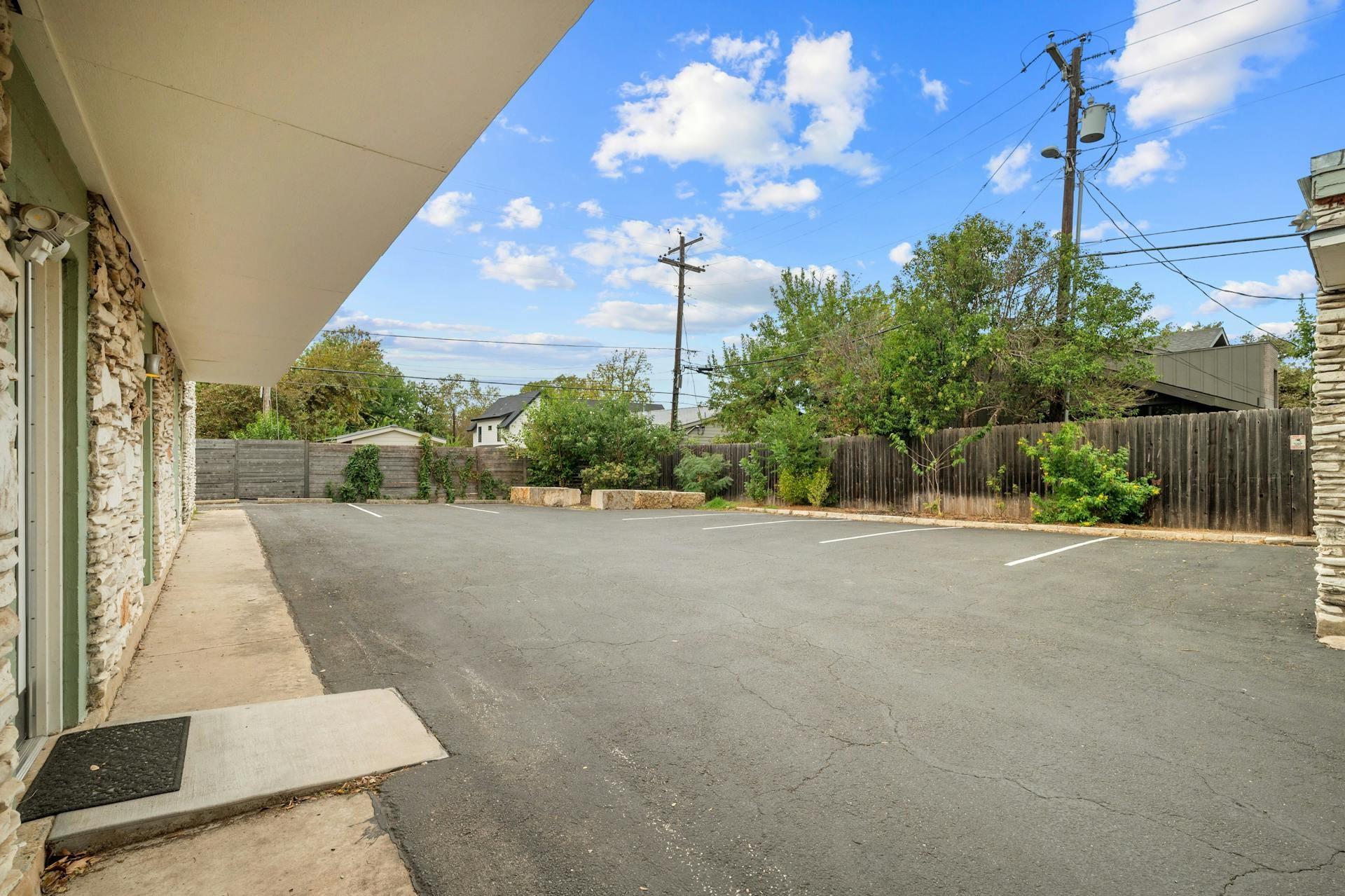 2413 Greenlawn Pkwy Property Photo 8