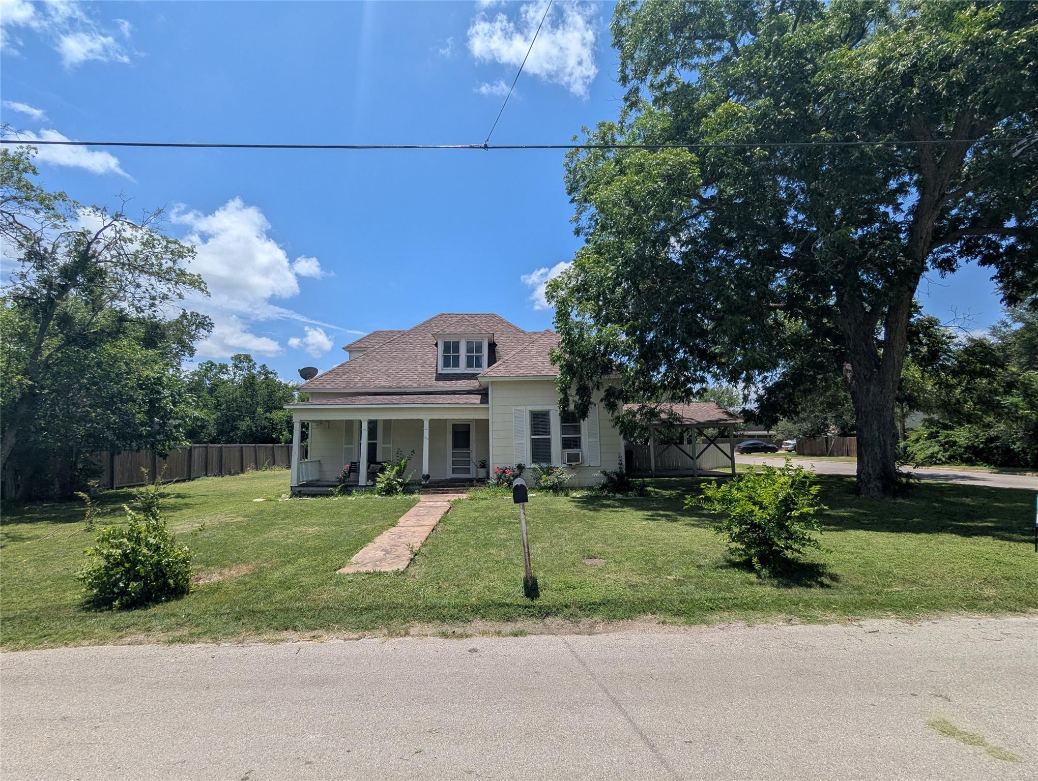 1319 Grace St Property Photo 3