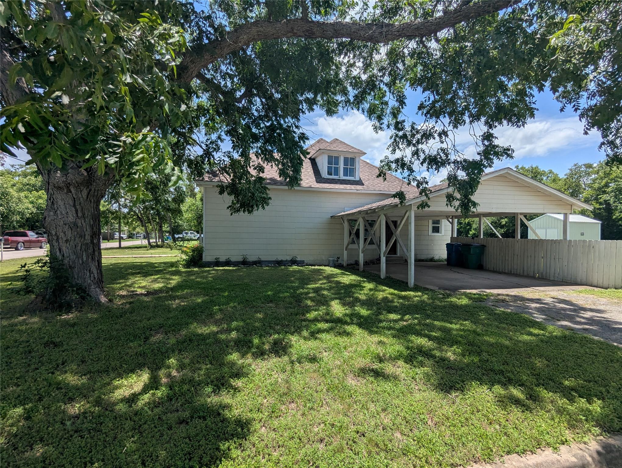 1319 Grace St Property Photo 5