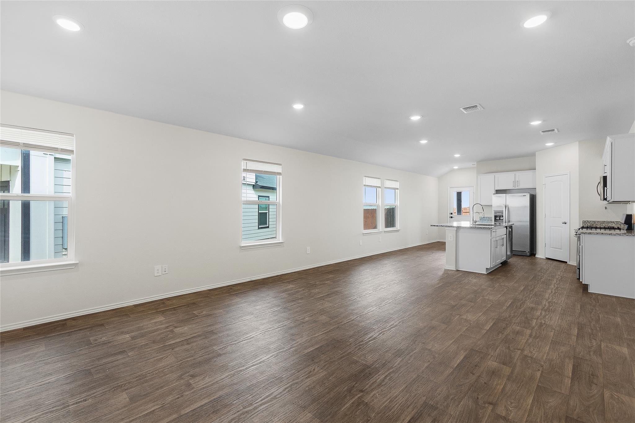 133 Frogmore Loop Property Photo 4