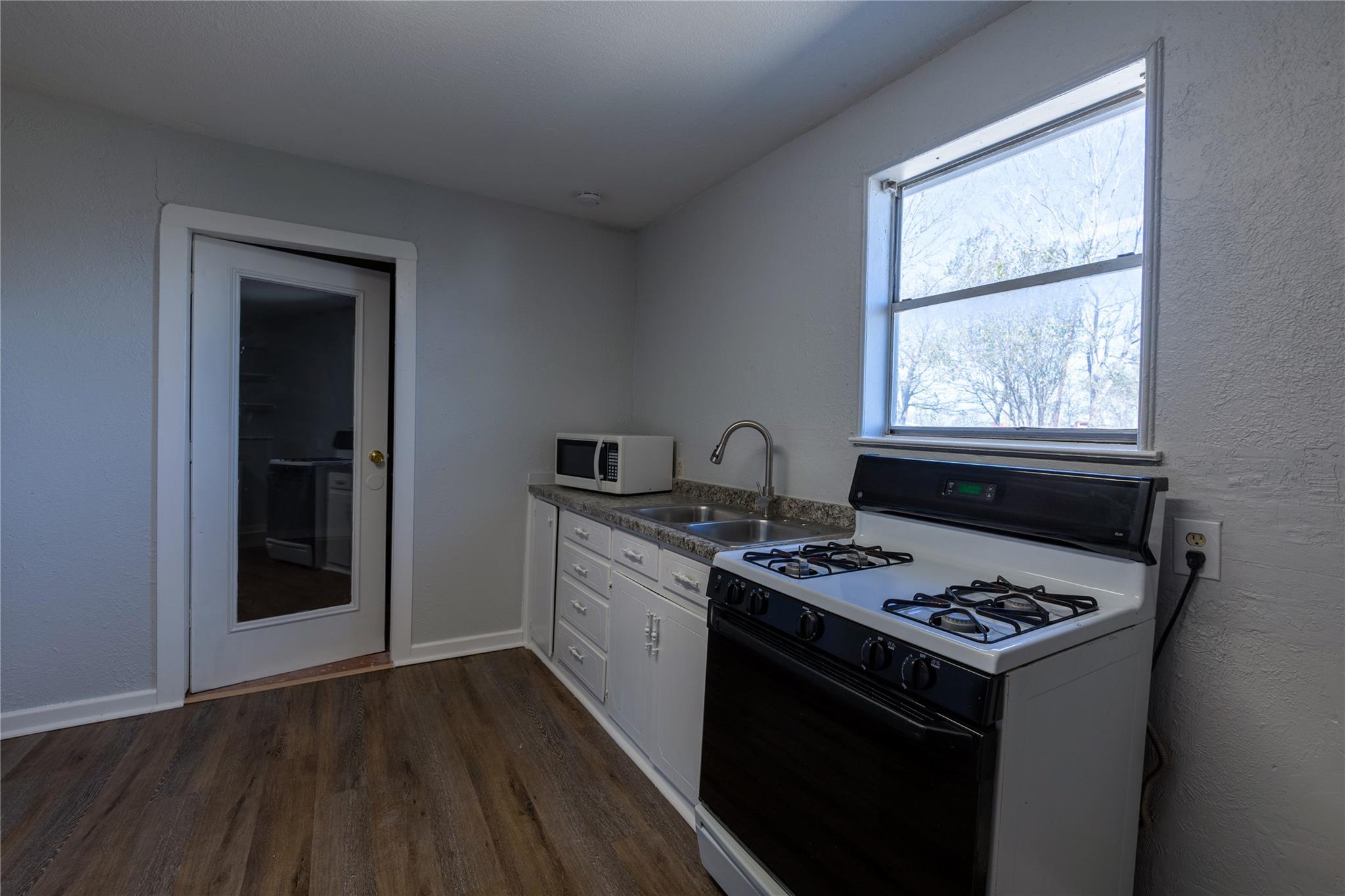 2304 Thrasher Ln #a Property Photo 12