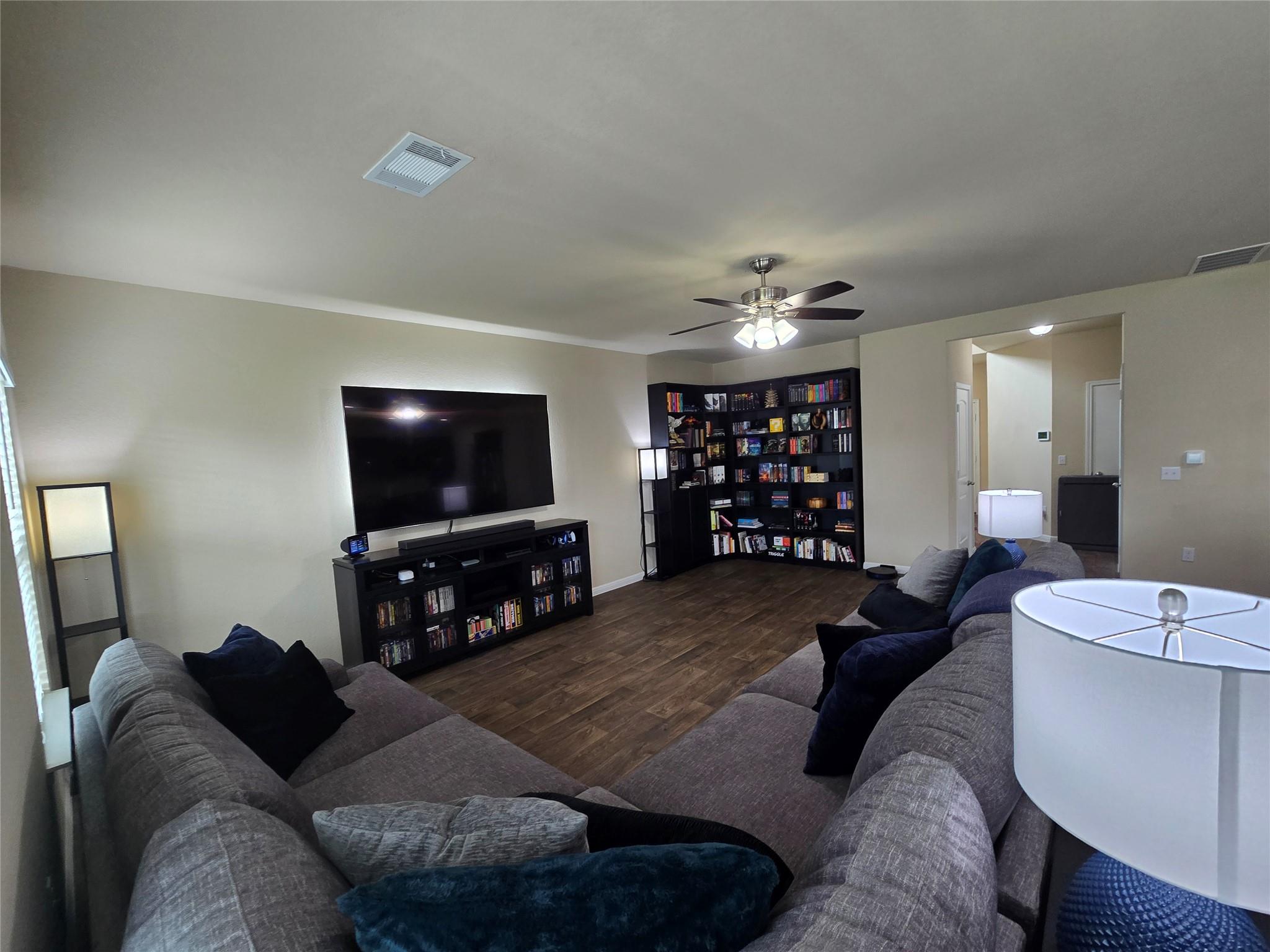 212 Yoakum St Property Photo 23