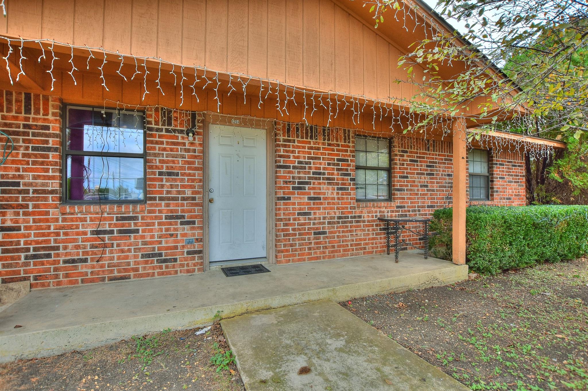 1204 Southwalk St Property Photo 4