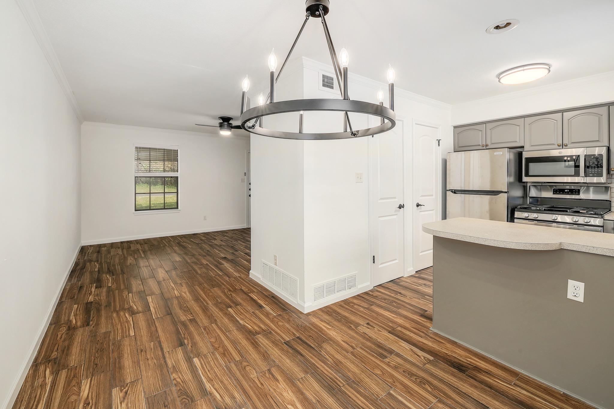 204 Northwest Dr #f Property Photo 4
