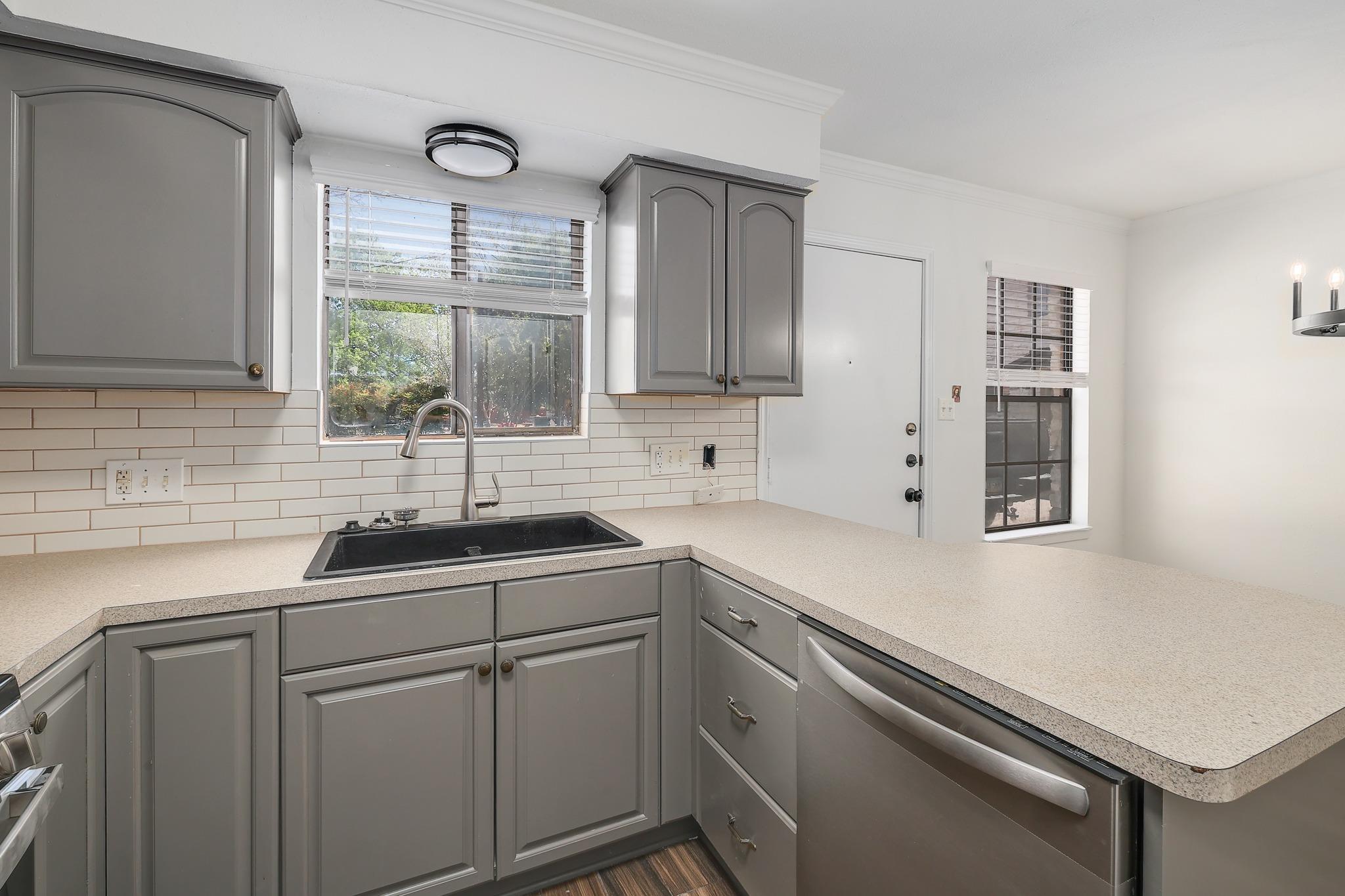 204 Northwest Dr #f Property Photo 17
