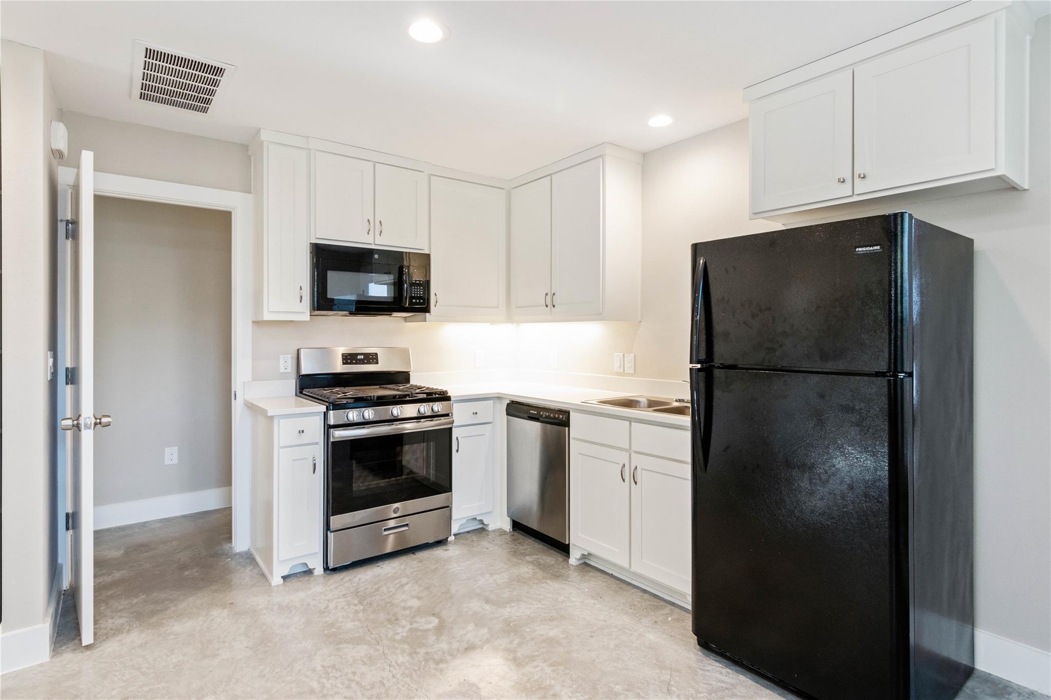 6211 Walker Ln Property Photo 10