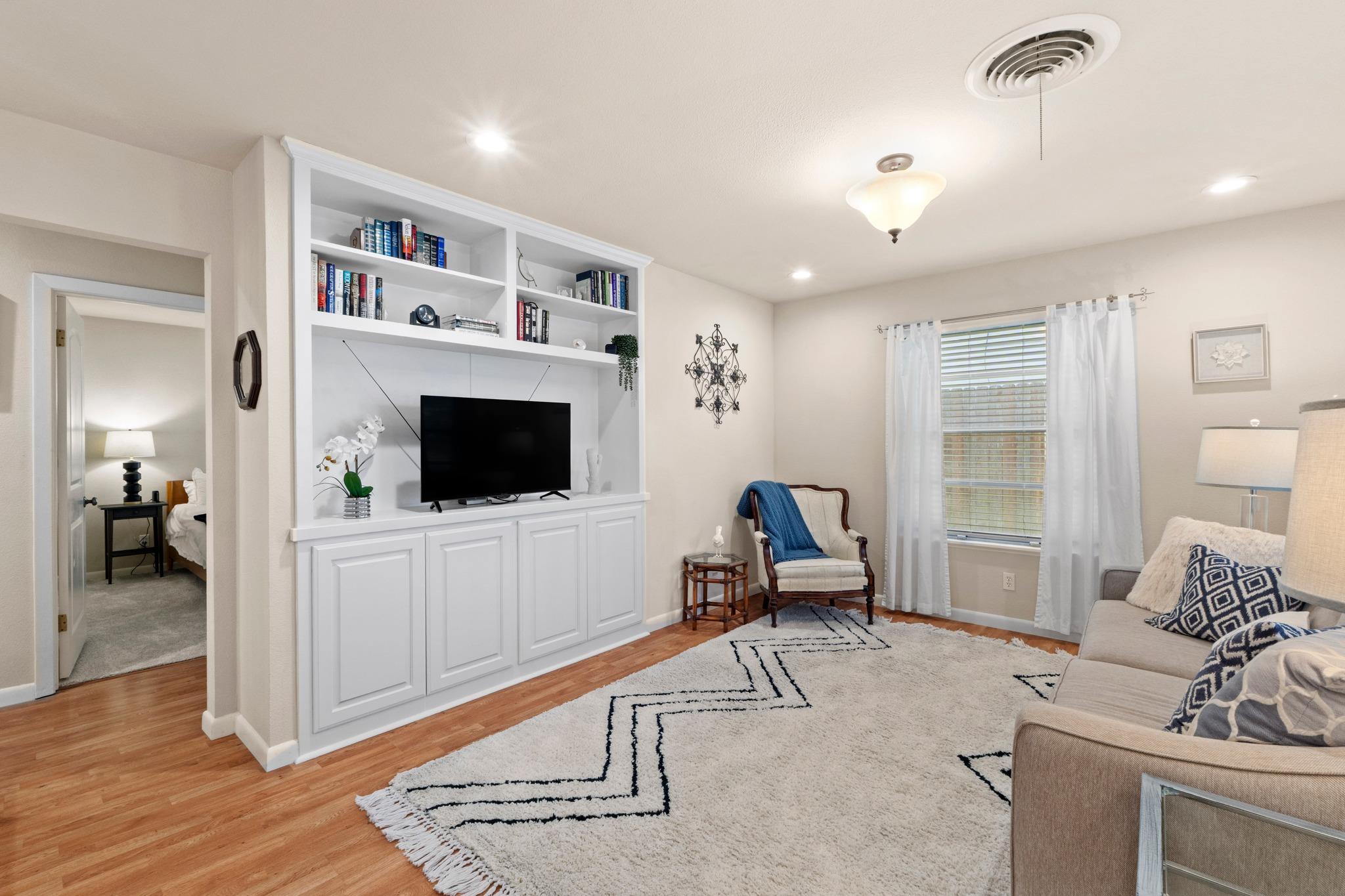 8501 Kromer St Property Photo 3