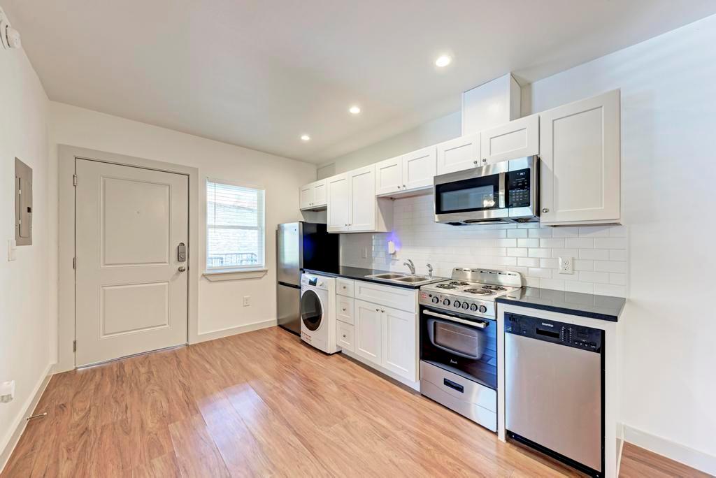 306 E 30th St #3 Property Photo 13