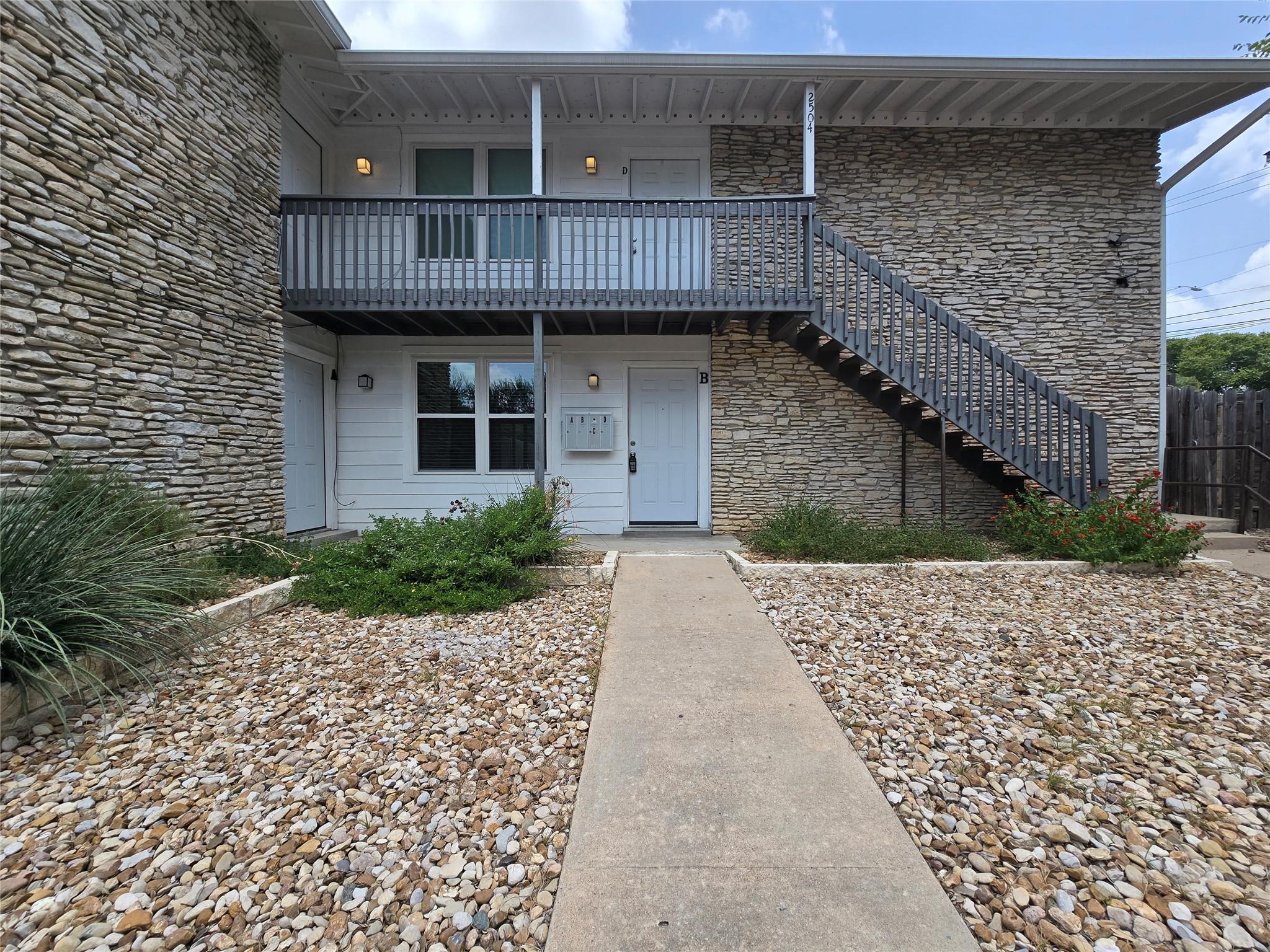 2504 Manor Cir #b Property Photo 1