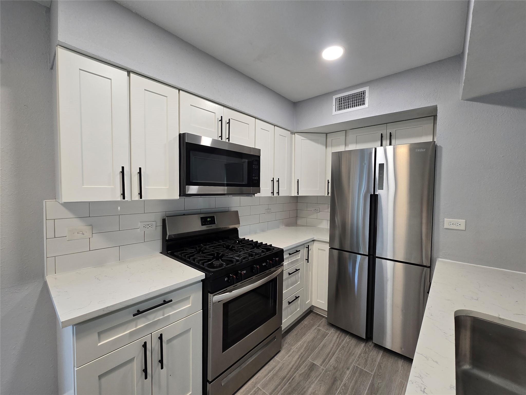 2504 Manor Cir #b Property Photo 5