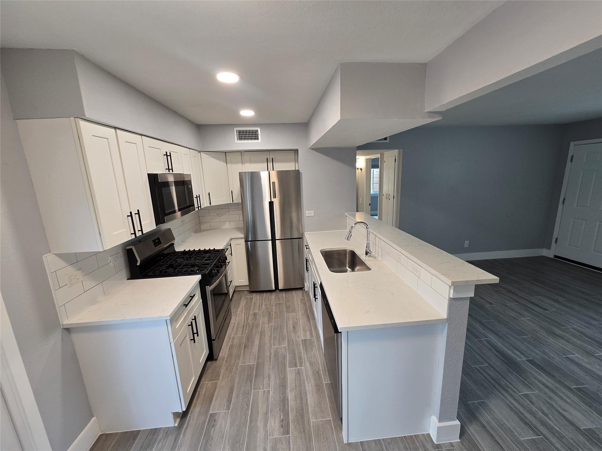 2504 Manor Cir #b Property Photo 6